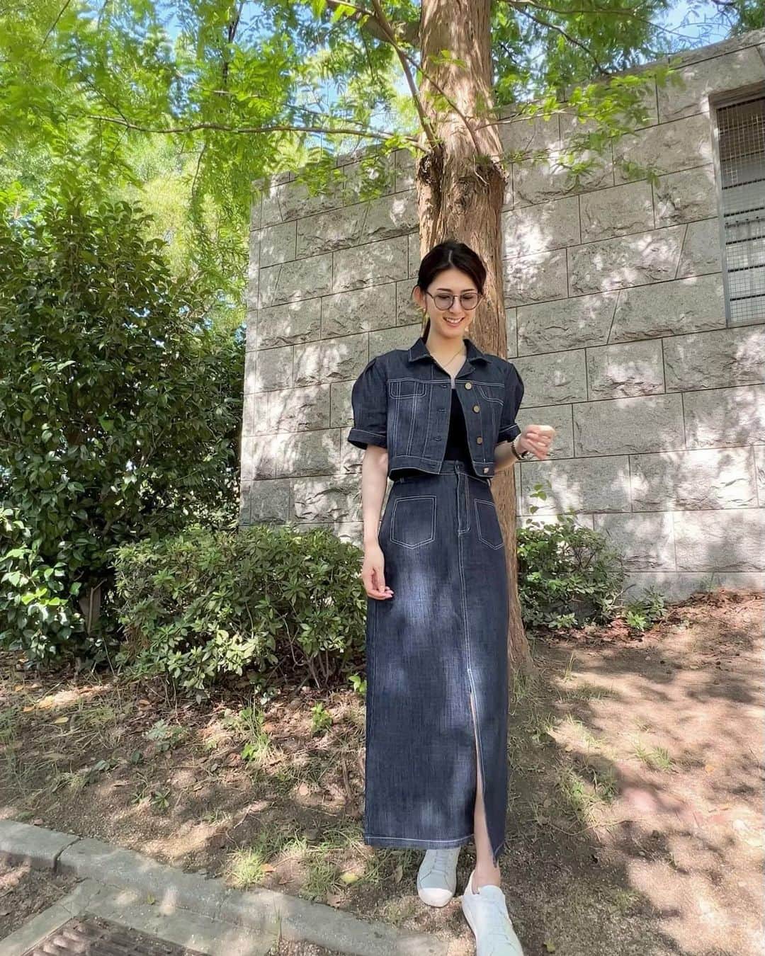 のインスタグラム：「梅雨の中、晴れた日は貴重☀️  子供たちと公園にいってきたよ💕  綺麗めにも、カジュアルめにも どちらも使えるデニムセットアップ✨ もちろん上下別々にも使えて 着回しきくから嬉しいっ☺️  👗👖@leja__official   . . . . #mama#ootd#denim#denimjacket  #ママコーデ#公園コーデ#ママファッション  #カジュアルコーデ #三児のママ#三児の母 #関西ママ#デニムコーデ#デニムファッション #セットアップ#leja」