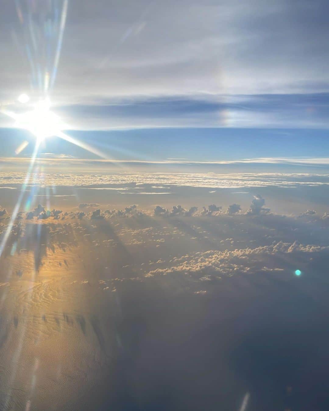 ギャル曽根のインスタグラム：「空が綺麗だった。🪐 #飛行機から✈️」