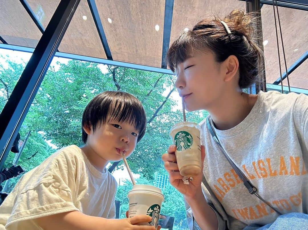 のインスタグラム：「息子と一緒にスタバデート出来る日が来るなんて…🥹✨ 感激。2歳のたろはミルク！ 私はアフォガードフラペチーノ！（シロップ抜き）  パスポートを取りに行って、しょうくんが国際免許をとってくれてる間の束の間の都庁前デートでした♡  @newt.travel で初家族で海外いくよ！！たのしみ✈️  #2歳2ヶ月 #スタバデート #starbucks #アフォガードフラペチーノはシロップ抜いてもじゅうぶん甘い♡ #海外旅行準備 #初子連れ海外 #緊張」