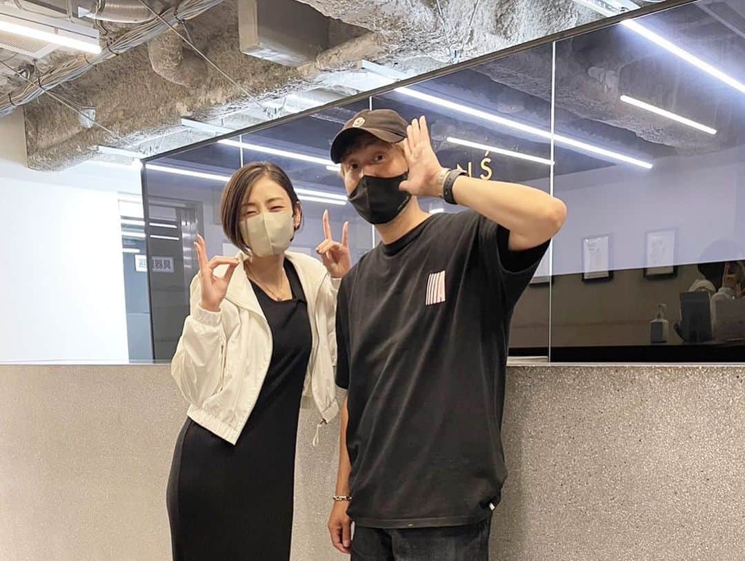 片山萌美のインスタグラム：「✂︎  舞台【幕が上がる】の 絶賛お稽古中ですが、 お稽古が急遽 お休みになった時に 駆け込みFONS'させてもらった✨ たまたまあいてて 助かった...!!🥺  堀川さんいつも ありがとうございます🫰✨  仕上がりはいつも 横ラインが特に美しい...!!  気分あがった！🫧  #fons  #表参道  #青山　 #堀川智明 さん #moemikatayama」