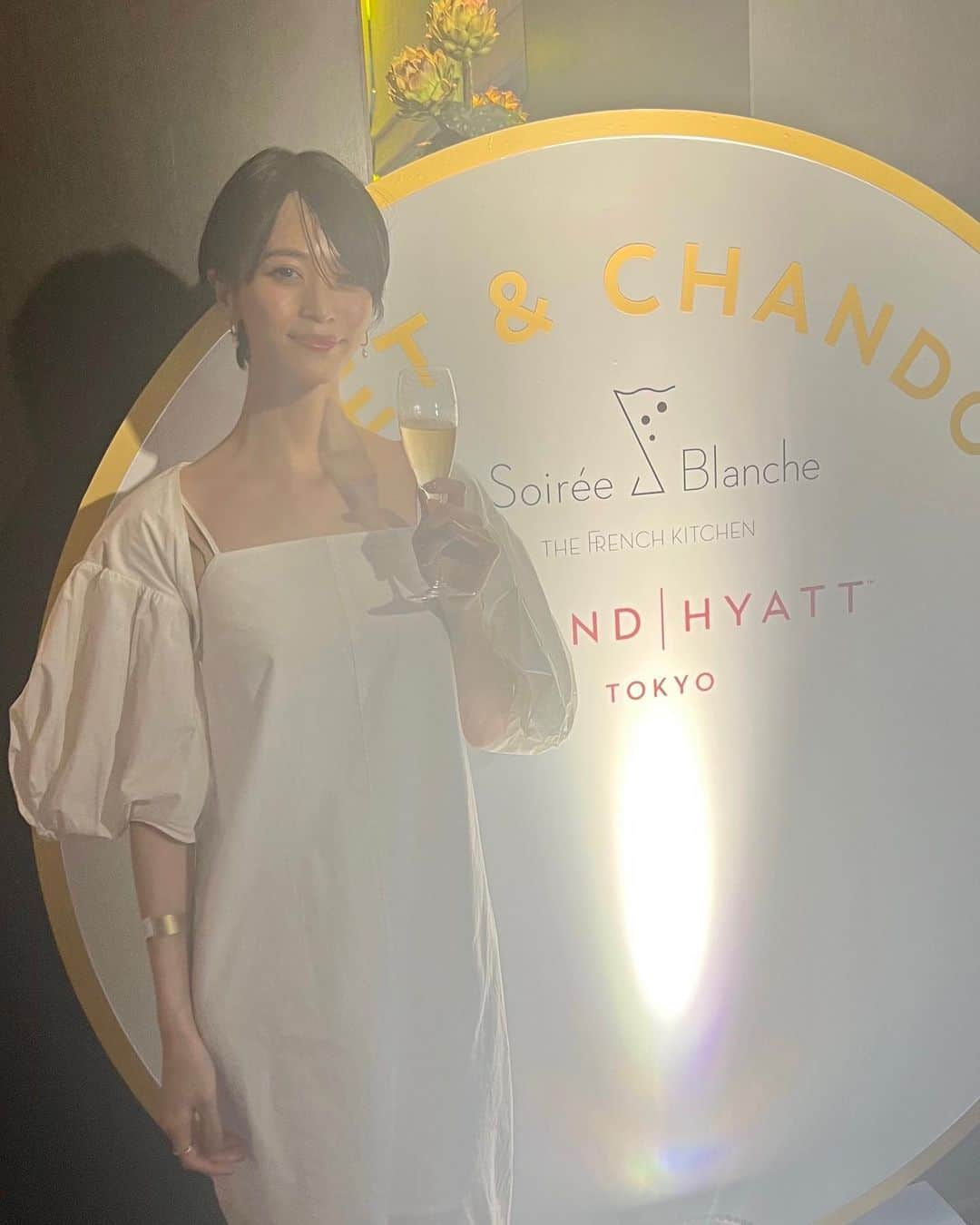 坂田梨香子さんのインスタグラム写真 - (坂田梨香子Instagram)「Moët & Chandon x Grand Hyatt  南仏リゾート発祥の“オールホワイト”がドレスコードのサマーイベント 「Soirée Blanche ～ソワレ ブランシュ～」に遊びに行ってきました🤍🍾  ウェルカムドリンクとして氷を浮かべていただく 「アイス　アンぺリアル」、 そしてフレンチキッチンの美味しいお料理と共に モエ・エ・シャンドンの「モエ アンペリアル」を フリーフローで楽しみました🥰 美味しすぎて幸せでした🤤  ドレスコードがあるサマーイベントってテンション上がるよね🌞🌈🤍 先輩のAYUMIさん、えれなさんと楽しいお時間を過ごさせていただけて最高の週末になりました🤗  8月26日までの毎週土曜日に (7/22以外） グランド ハイアット 東京　フレンチ キッチンにて開催していますので、自分好みのホワイトファッションに身を包んで遊びに行ってみて下さい🍾🤍  #Hostedby  @moetchandon #ソワレブランシュ #SoireeBlanche #moetchandon #モエシャンドン #Sponsored #DrinkResponsibly」7月3日 10時59分 - rikakosakata_official