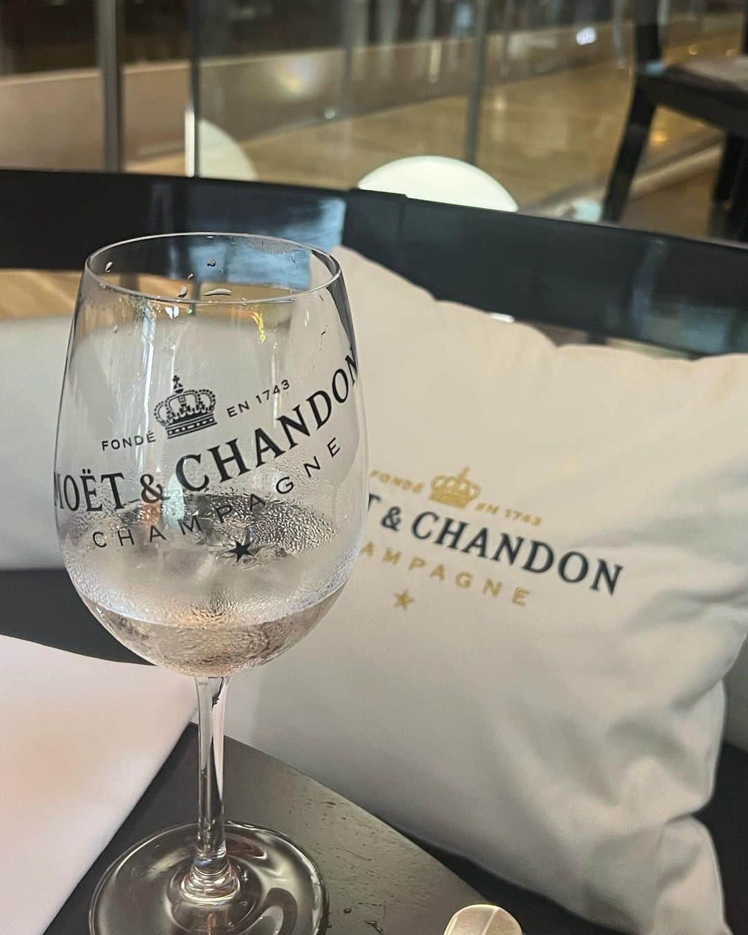 坂田梨香子さんのインスタグラム写真 - (坂田梨香子Instagram)「Moët & Chandon x Grand Hyatt  南仏リゾート発祥の“オールホワイト”がドレスコードのサマーイベント 「Soirée Blanche ～ソワレ ブランシュ～」に遊びに行ってきました🤍🍾  ウェルカムドリンクとして氷を浮かべていただく 「アイス　アンぺリアル」、 そしてフレンチキッチンの美味しいお料理と共に モエ・エ・シャンドンの「モエ アンペリアル」を フリーフローで楽しみました🥰 美味しすぎて幸せでした🤤  ドレスコードがあるサマーイベントってテンション上がるよね🌞🌈🤍 先輩のAYUMIさん、えれなさんと楽しいお時間を過ごさせていただけて最高の週末になりました🤗  8月26日までの毎週土曜日に (7/22以外） グランド ハイアット 東京　フレンチ キッチンにて開催していますので、自分好みのホワイトファッションに身を包んで遊びに行ってみて下さい🍾🤍  #Hostedby  @moetchandon #ソワレブランシュ #SoireeBlanche #moetchandon #モエシャンドン #Sponsored #DrinkResponsibly」7月3日 10時59分 - rikakosakata_official