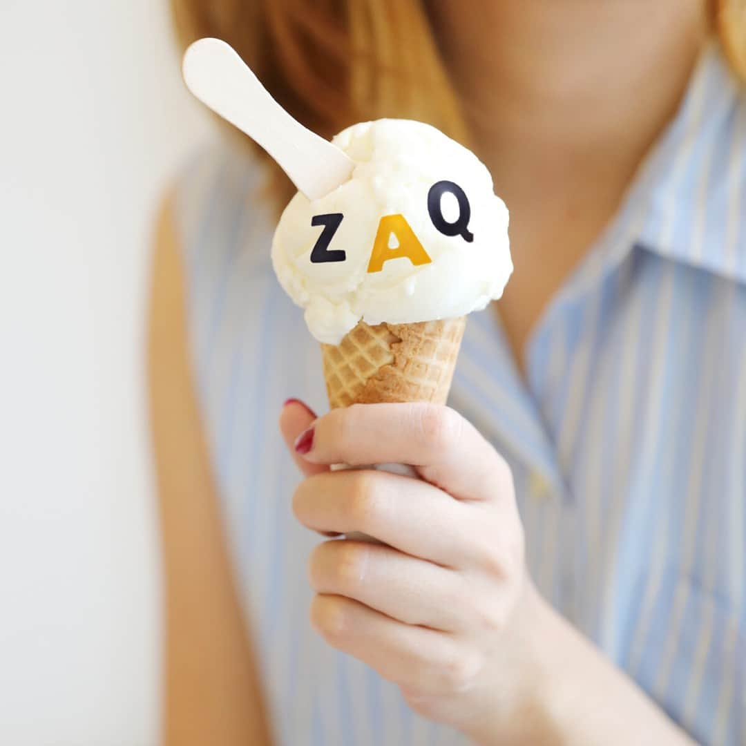 ざっくぅ 公式Instagramのインスタグラム：「🍦7月3日は #ソフトクリームの日 🍦  あら？ 見知った顔がついているぞ❤️  (ZAQ).oO（ひんやり〜）  ざっくぅが冷たいソフトクリームになっちゃった！！！ 溶けないように注意しなくちゃ💦  #ソフトクリーム #ソフトクリーム部 #ソフトクリーム大好き #🍦 #🍦🍦🍦 #ひんやり #ひんやりスイーツ #夏 #変身 #こんなところに #よく見ると #キャラクター #キャラクター好きな人と繋がりたい #キャラクター好き #推しキャラ #ざっくぅのいる暮らし #ざっくぅ #ざっくぅ大好き #ざっくぅ写真部 #JCOM」