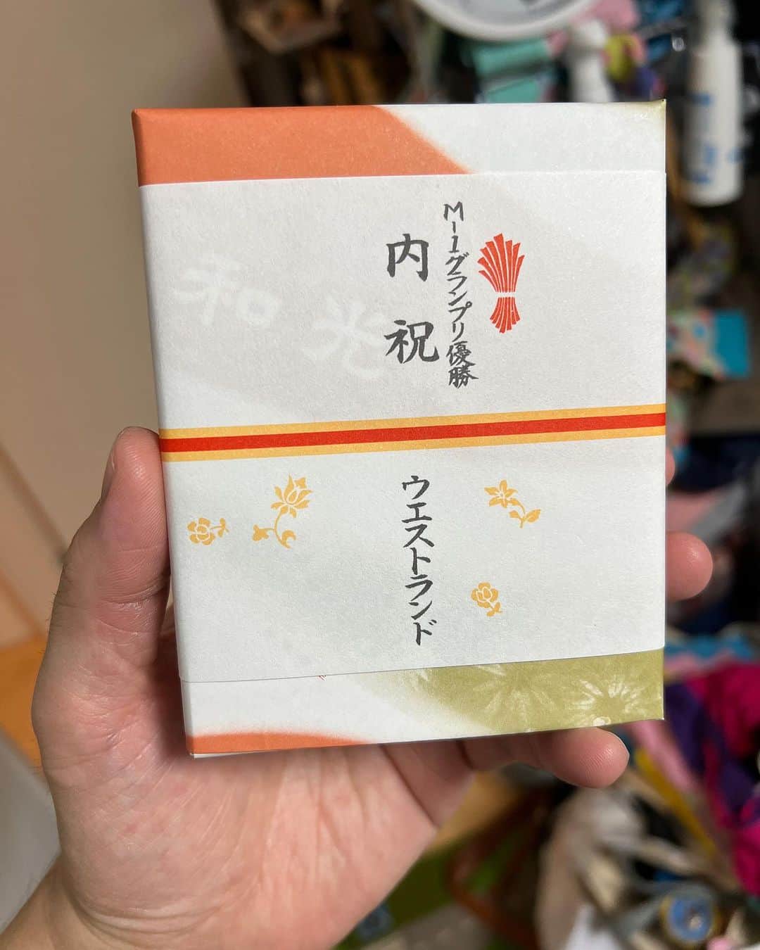 326のインスタグラム：「家にすごいもん届いた 仲間の一員だと思ってもらえてるようで嬉しい。 前所属してた事務所ではこの感じがなくて寂しくなって辞めたから タイタンは本当に良い事務所だと思う 社長の考え方なのかな 人をひとりぼっちにしない やさしさで包まれてる」