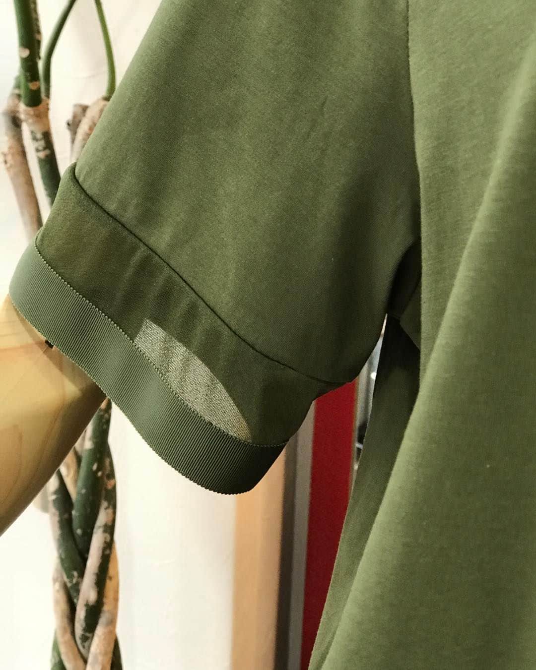 M2companyさんのインスタグラム写真 - (M2companyInstagram)「五分袖の袖口にはチュールとグログランテープ、裾にもグログランテープ使ったデザインで、ツヤ感のあるコットンを使った、こだわりの一枚です。  サイズ/ 1 ,  2  カラー/ オフホワイト グレージュ サックス ネイビー カーキ ブラック  【BASE】 https://pareatsu.base.ec  #pareatsu #パレアッツ #m2company #エムツーカンパニー #2023SS #Tシャツコーデ #Tシャツ #おしゃれさんと繋がりたい  #ciao_varano」7月3日 11時08分 - pareatsu_official