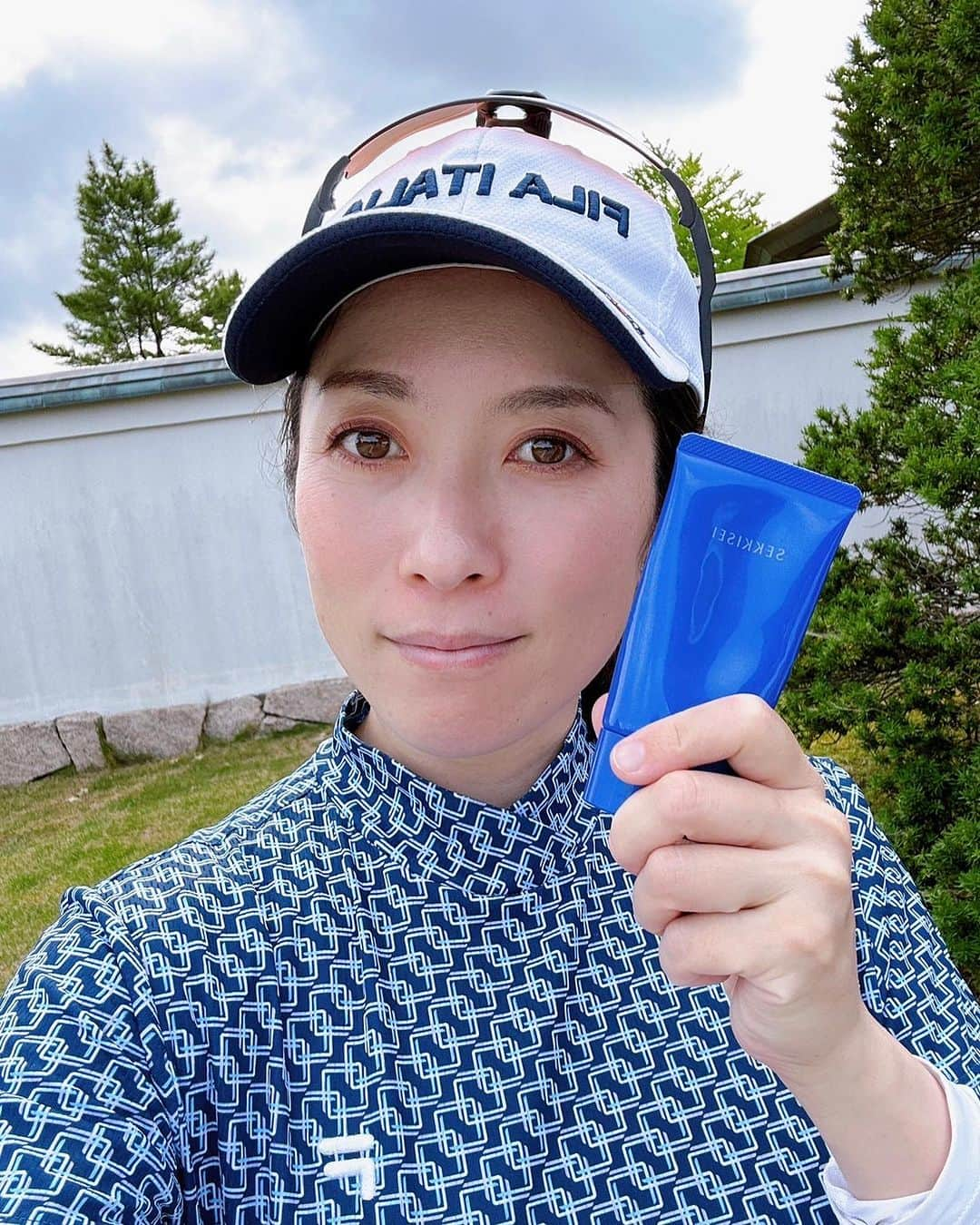 佐藤のぞみのインスタグラム：「@ladygo.golf 様の企画でいただいた @kose_official 様のメイク・スキンケア用品✨ 使わせていただいております🙏❤️ SEKKISEIのこの日焼け止めサラッとしててベタつかず白残りもしなくて使いやすいです✨  #kose #コーセー #sekkisei #雪肌精 #コスメデコルテリポソーム  #PR」