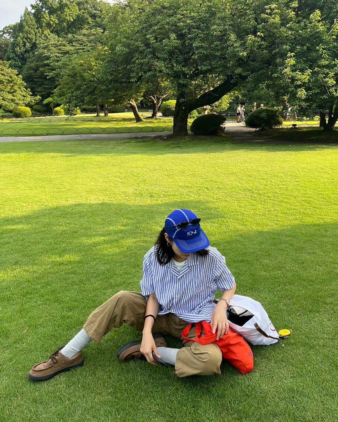 田中シェンさんのインスタグラム写真 - (田中シェンInstagram)「わたしらしくをあたらしく、  Tops @ships_official  Inner @shellyisland_official  Pants #vintage  Shoes @bott2019  Cap @polarskateco  Tote bag @romanticgeography  Orange bag / mangrove  たくさん食べて笑いたい2023下半期🌞  今日は移動距離が過去一遠い日🚗 水分補給を忘れて熱中症なりかけたので 気をつけてっ🥵  #新宿三丁目  @kirimugiya_jinroku #切麦や甚六  一緒にいた友達のおすすめで、冷たいおうどん を頂きにこちらへ🍥かしわ天を私は初めて 食べたのだけど、鶏の天ぷらなのね❗️ とっても美味しかった！弁当に欲しい！ と思いました🤤うどんもツルッとコシが あって、食べやすかった。麺を啜れるように なるにはどうしたらいいのだろうか🫨(悩)  #新宿御苑公園  夜の部まで時間があったので、チルしに御苑へ💁🏻‍♀️ ここは東京のセントラルパークだと思ってます🌱 中学生ぶりぐらいにリレー作文をして 盛り上がりました。素敵な友達です🤝🏻  #蒲田駅  @myle_official_o_o  本日はお友達のおすすめツアーなので車で 蒲田はミレイまで💁🏻‍♀️ベトナム料理を本格的に 食べたのだけどどれも美味しい❗️特に海老料理❗️ あと山芋のお粥、それに揚げ春巻き！とあげたら キリがない‼️友達4人で伺ったのですが、終始参加人数を 教えてくれた子が気にしてた意味がわかりました。 とにかく量がおおい🤣サービス精神豊富👏 ぜひ多人数で盛り盛り食べに行ってください💯  Do you like #udon ? I’m pretty sure that #shinjukugyoennationalgarden is One of the mast go place when ur traveling Tokyo 🗼 So add another pin here @kirimugiya_jinroku . Not far from the park. They have nice cold udon. Amazing for the summer and try #kashiwaten . It make ur day!  #新宿三丁目グルメ #新宿三丁目ランチ #新宿御苑公園  #新宿散歩 #東京さんぽ #蒲田ディナー #蒲田飲み  #蒲田ごはん #東京観光スポット #東京美味しいご飯  #ストライプシャツコーデ #polarskateco  #bott2019 #東京ファッション #ベトナム料理  #ミシュラン一つ星　#일본여행🇯🇵 #여행일기✈️ #푸드스타그램🍴 #카페스타그램☕🍨🍰 #每日穿搭分享  #日系穿搭 #tokyotouristinfo」7月3日 19時50分 - shen_tanaka