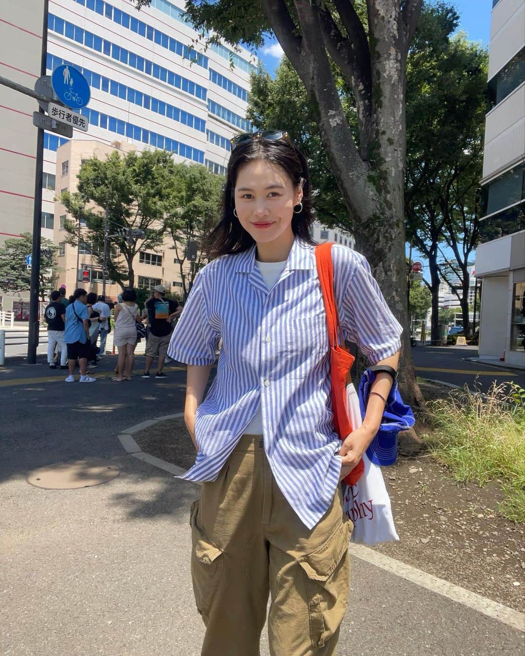 田中シェンさんのインスタグラム写真 - (田中シェンInstagram)「わたしらしくをあたらしく、  Tops @ships_official  Inner @shellyisland_official  Pants #vintage  Shoes @bott2019  Cap @polarskateco  Tote bag @romanticgeography  Orange bag / mangrove  たくさん食べて笑いたい2023下半期🌞  今日は移動距離が過去一遠い日🚗 水分補給を忘れて熱中症なりかけたので 気をつけてっ🥵  #新宿三丁目  @kirimugiya_jinroku #切麦や甚六  一緒にいた友達のおすすめで、冷たいおうどん を頂きにこちらへ🍥かしわ天を私は初めて 食べたのだけど、鶏の天ぷらなのね❗️ とっても美味しかった！弁当に欲しい！ と思いました🤤うどんもツルッとコシが あって、食べやすかった。麺を啜れるように なるにはどうしたらいいのだろうか🫨(悩)  #新宿御苑公園  夜の部まで時間があったので、チルしに御苑へ💁🏻‍♀️ ここは東京のセントラルパークだと思ってます🌱 中学生ぶりぐらいにリレー作文をして 盛り上がりました。素敵な友達です🤝🏻  #蒲田駅  @myle_official_o_o  本日はお友達のおすすめツアーなので車で 蒲田はミレイまで💁🏻‍♀️ベトナム料理を本格的に 食べたのだけどどれも美味しい❗️特に海老料理❗️ あと山芋のお粥、それに揚げ春巻き！とあげたら キリがない‼️友達4人で伺ったのですが、終始参加人数を 教えてくれた子が気にしてた意味がわかりました。 とにかく量がおおい🤣サービス精神豊富👏 ぜひ多人数で盛り盛り食べに行ってください💯  Do you like #udon ? I’m pretty sure that #shinjukugyoennationalgarden is One of the mast go place when ur traveling Tokyo 🗼 So add another pin here @kirimugiya_jinroku . Not far from the park. They have nice cold udon. Amazing for the summer and try #kashiwaten . It make ur day!  #新宿三丁目グルメ #新宿三丁目ランチ #新宿御苑公園  #新宿散歩 #東京さんぽ #蒲田ディナー #蒲田飲み  #蒲田ごはん #東京観光スポット #東京美味しいご飯  #ストライプシャツコーデ #polarskateco  #bott2019 #東京ファッション #ベトナム料理  #ミシュラン一つ星　#일본여행🇯🇵 #여행일기✈️ #푸드스타그램🍴 #카페스타그램☕🍨🍰 #每日穿搭分享  #日系穿搭 #tokyotouristinfo」7月3日 19時50分 - shen_tanaka