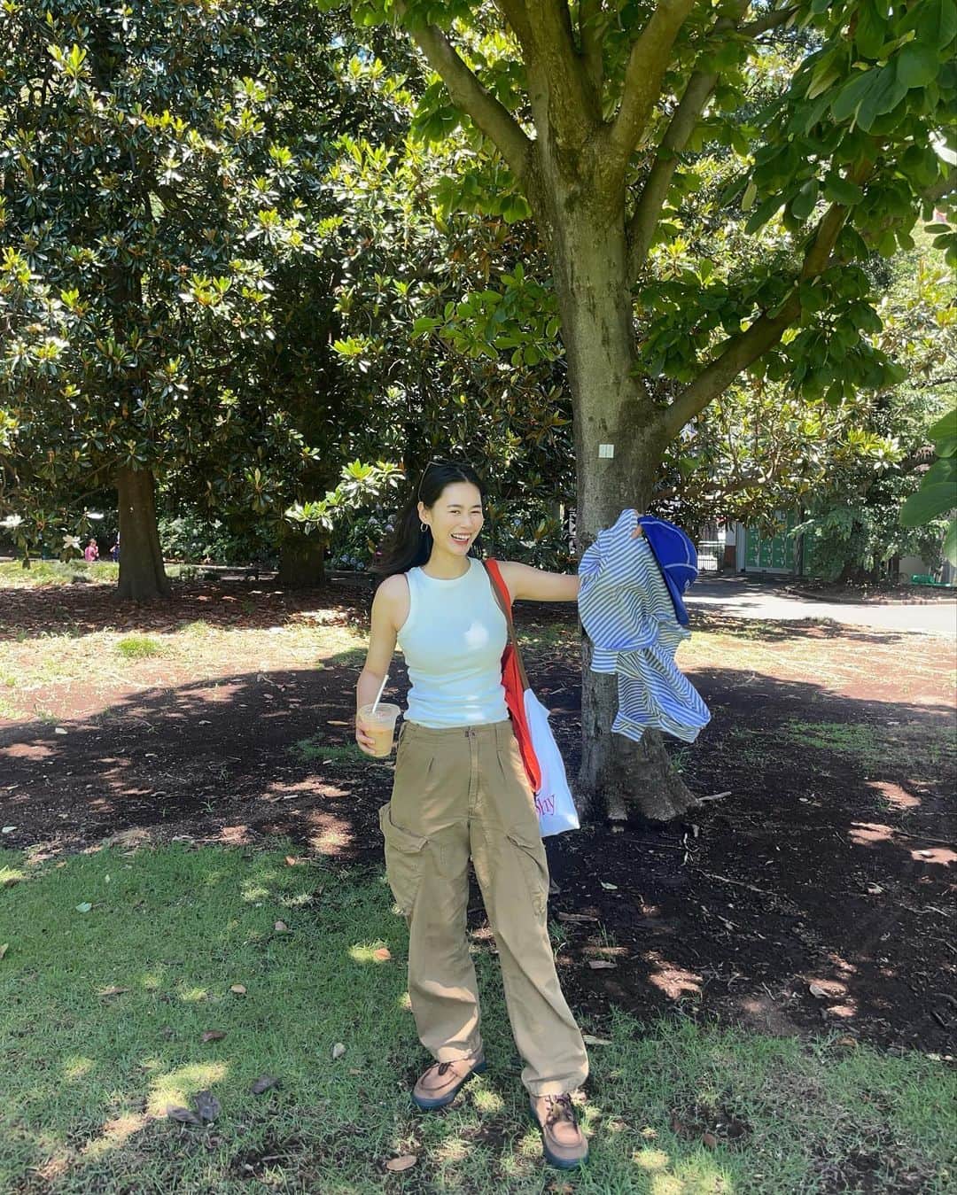 田中シェンさんのインスタグラム写真 - (田中シェンInstagram)「わたしらしくをあたらしく、  Tops @ships_official  Inner @shellyisland_official  Pants #vintage  Shoes @bott2019  Cap @polarskateco  Tote bag @romanticgeography  Orange bag / mangrove  たくさん食べて笑いたい2023下半期🌞  今日は移動距離が過去一遠い日🚗 水分補給を忘れて熱中症なりかけたので 気をつけてっ🥵  #新宿三丁目  @kirimugiya_jinroku #切麦や甚六  一緒にいた友達のおすすめで、冷たいおうどん を頂きにこちらへ🍥かしわ天を私は初めて 食べたのだけど、鶏の天ぷらなのね❗️ とっても美味しかった！弁当に欲しい！ と思いました🤤うどんもツルッとコシが あって、食べやすかった。麺を啜れるように なるにはどうしたらいいのだろうか🫨(悩)  #新宿御苑公園  夜の部まで時間があったので、チルしに御苑へ💁🏻‍♀️ ここは東京のセントラルパークだと思ってます🌱 中学生ぶりぐらいにリレー作文をして 盛り上がりました。素敵な友達です🤝🏻  #蒲田駅  @myle_official_o_o  本日はお友達のおすすめツアーなので車で 蒲田はミレイまで💁🏻‍♀️ベトナム料理を本格的に 食べたのだけどどれも美味しい❗️特に海老料理❗️ あと山芋のお粥、それに揚げ春巻き！とあげたら キリがない‼️友達4人で伺ったのですが、終始参加人数を 教えてくれた子が気にしてた意味がわかりました。 とにかく量がおおい🤣サービス精神豊富👏 ぜひ多人数で盛り盛り食べに行ってください💯  Do you like #udon ? I’m pretty sure that #shinjukugyoennationalgarden is One of the mast go place when ur traveling Tokyo 🗼 So add another pin here @kirimugiya_jinroku . Not far from the park. They have nice cold udon. Amazing for the summer and try #kashiwaten . It make ur day!  #新宿三丁目グルメ #新宿三丁目ランチ #新宿御苑公園  #新宿散歩 #東京さんぽ #蒲田ディナー #蒲田飲み  #蒲田ごはん #東京観光スポット #東京美味しいご飯  #ストライプシャツコーデ #polarskateco  #bott2019 #東京ファッション #ベトナム料理  #ミシュラン一つ星　#일본여행🇯🇵 #여행일기✈️ #푸드스타그램🍴 #카페스타그램☕🍨🍰 #每日穿搭分享  #日系穿搭 #tokyotouristinfo」7月3日 19時50分 - shen_tanaka