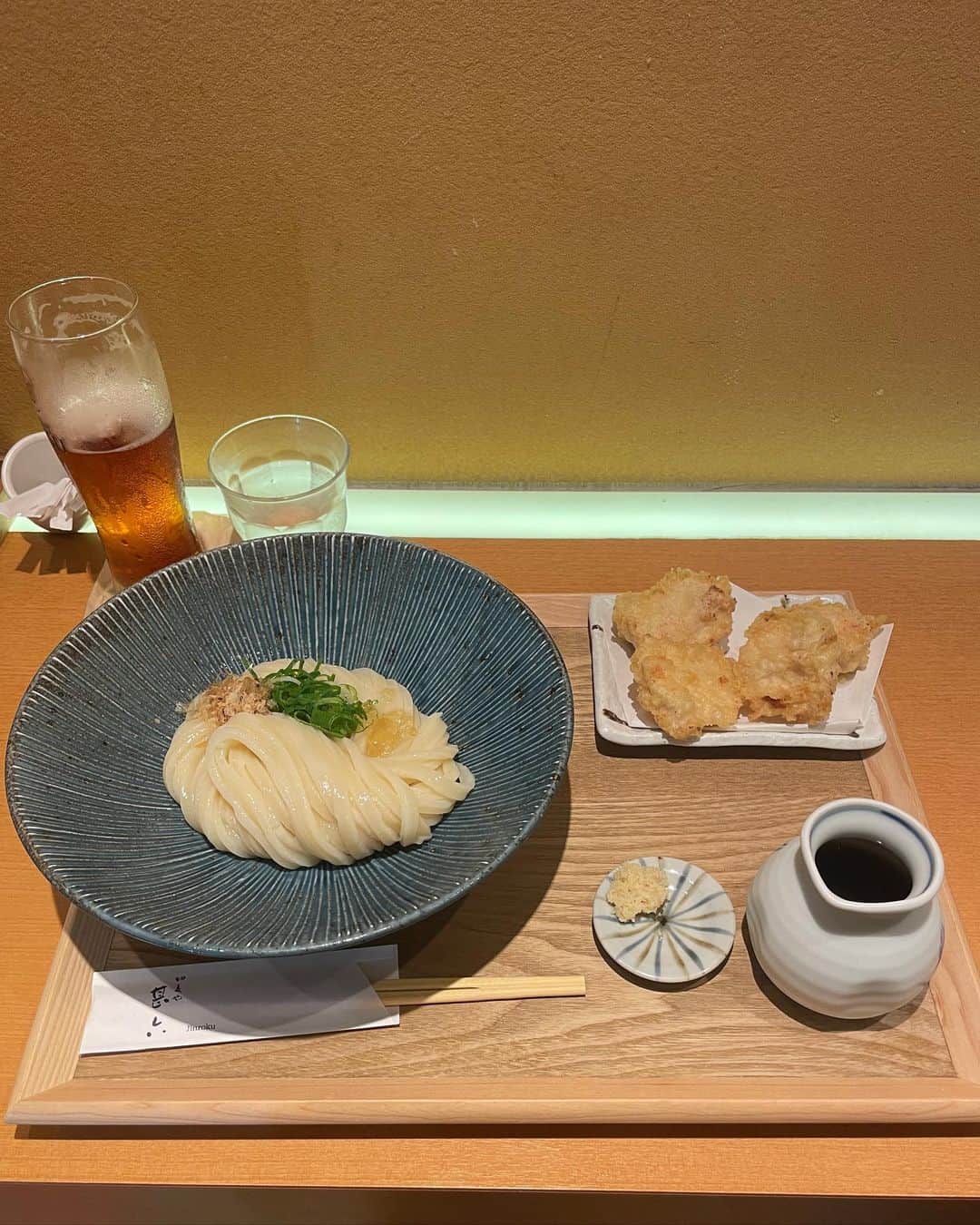 田中シェンさんのインスタグラム写真 - (田中シェンInstagram)「わたしらしくをあたらしく、  Tops @ships_official  Inner @shellyisland_official  Pants #vintage  Shoes @bott2019  Cap @polarskateco  Tote bag @romanticgeography  Orange bag / mangrove  たくさん食べて笑いたい2023下半期🌞  今日は移動距離が過去一遠い日🚗 水分補給を忘れて熱中症なりかけたので 気をつけてっ🥵  #新宿三丁目  @kirimugiya_jinroku #切麦や甚六  一緒にいた友達のおすすめで、冷たいおうどん を頂きにこちらへ🍥かしわ天を私は初めて 食べたのだけど、鶏の天ぷらなのね❗️ とっても美味しかった！弁当に欲しい！ と思いました🤤うどんもツルッとコシが あって、食べやすかった。麺を啜れるように なるにはどうしたらいいのだろうか🫨(悩)  #新宿御苑公園  夜の部まで時間があったので、チルしに御苑へ💁🏻‍♀️ ここは東京のセントラルパークだと思ってます🌱 中学生ぶりぐらいにリレー作文をして 盛り上がりました。素敵な友達です🤝🏻  #蒲田駅  @myle_official_o_o  本日はお友達のおすすめツアーなので車で 蒲田はミレイまで💁🏻‍♀️ベトナム料理を本格的に 食べたのだけどどれも美味しい❗️特に海老料理❗️ あと山芋のお粥、それに揚げ春巻き！とあげたら キリがない‼️友達4人で伺ったのですが、終始参加人数を 教えてくれた子が気にしてた意味がわかりました。 とにかく量がおおい🤣サービス精神豊富👏 ぜひ多人数で盛り盛り食べに行ってください💯  Do you like #udon ? I’m pretty sure that #shinjukugyoennationalgarden is One of the mast go place when ur traveling Tokyo 🗼 So add another pin here @kirimugiya_jinroku . Not far from the park. They have nice cold udon. Amazing for the summer and try #kashiwaten . It make ur day!  #新宿三丁目グルメ #新宿三丁目ランチ #新宿御苑公園  #新宿散歩 #東京さんぽ #蒲田ディナー #蒲田飲み  #蒲田ごはん #東京観光スポット #東京美味しいご飯  #ストライプシャツコーデ #polarskateco  #bott2019 #東京ファッション #ベトナム料理  #ミシュラン一つ星　#일본여행🇯🇵 #여행일기✈️ #푸드스타그램🍴 #카페스타그램☕🍨🍰 #每日穿搭分享  #日系穿搭 #tokyotouristinfo」7月3日 19時50分 - shen_tanaka