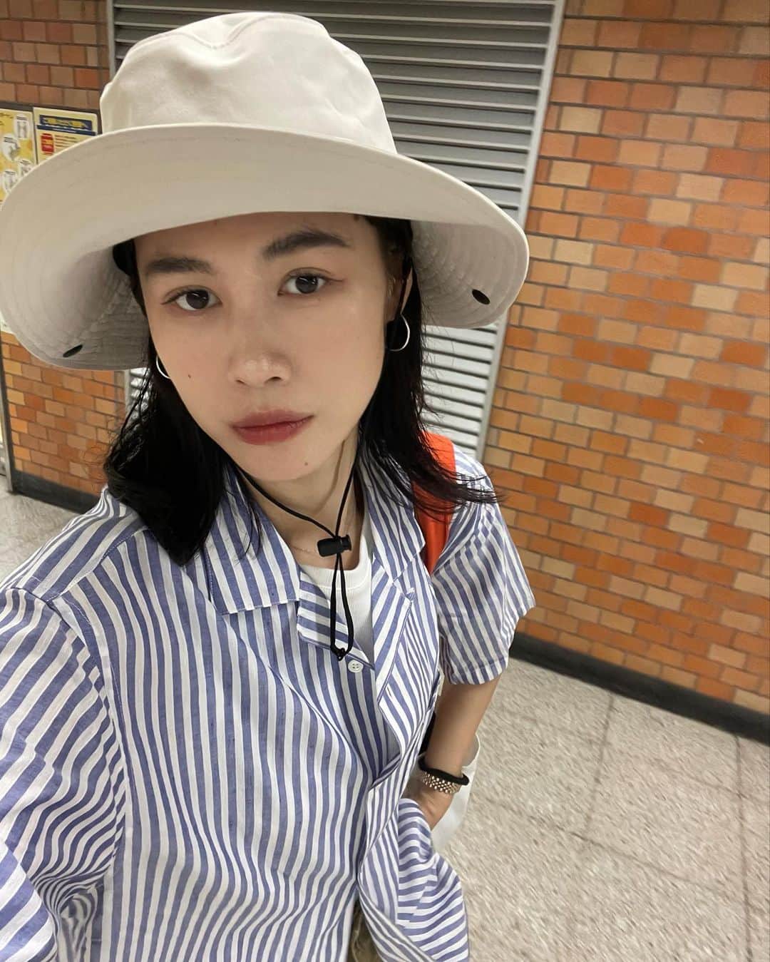 田中シェンさんのインスタグラム写真 - (田中シェンInstagram)「わたしらしくをあたらしく、  Tops @ships_official  Inner @shellyisland_official  Pants #vintage  Shoes @bott2019  Cap @polarskateco  Tote bag @romanticgeography  Orange bag / mangrove  たくさん食べて笑いたい2023下半期🌞  今日は移動距離が過去一遠い日🚗 水分補給を忘れて熱中症なりかけたので 気をつけてっ🥵  #新宿三丁目  @kirimugiya_jinroku #切麦や甚六  一緒にいた友達のおすすめで、冷たいおうどん を頂きにこちらへ🍥かしわ天を私は初めて 食べたのだけど、鶏の天ぷらなのね❗️ とっても美味しかった！弁当に欲しい！ と思いました🤤うどんもツルッとコシが あって、食べやすかった。麺を啜れるように なるにはどうしたらいいのだろうか🫨(悩)  #新宿御苑公園  夜の部まで時間があったので、チルしに御苑へ💁🏻‍♀️ ここは東京のセントラルパークだと思ってます🌱 中学生ぶりぐらいにリレー作文をして 盛り上がりました。素敵な友達です🤝🏻  #蒲田駅  @myle_official_o_o  本日はお友達のおすすめツアーなので車で 蒲田はミレイまで💁🏻‍♀️ベトナム料理を本格的に 食べたのだけどどれも美味しい❗️特に海老料理❗️ あと山芋のお粥、それに揚げ春巻き！とあげたら キリがない‼️友達4人で伺ったのですが、終始参加人数を 教えてくれた子が気にしてた意味がわかりました。 とにかく量がおおい🤣サービス精神豊富👏 ぜひ多人数で盛り盛り食べに行ってください💯  Do you like #udon ? I’m pretty sure that #shinjukugyoennationalgarden is One of the mast go place when ur traveling Tokyo 🗼 So add another pin here @kirimugiya_jinroku . Not far from the park. They have nice cold udon. Amazing for the summer and try #kashiwaten . It make ur day!  #新宿三丁目グルメ #新宿三丁目ランチ #新宿御苑公園  #新宿散歩 #東京さんぽ #蒲田ディナー #蒲田飲み  #蒲田ごはん #東京観光スポット #東京美味しいご飯  #ストライプシャツコーデ #polarskateco  #bott2019 #東京ファッション #ベトナム料理  #ミシュラン一つ星　#일본여행🇯🇵 #여행일기✈️ #푸드스타그램🍴 #카페스타그램☕🍨🍰 #每日穿搭分享  #日系穿搭 #tokyotouristinfo」7月3日 19時50分 - shen_tanaka
