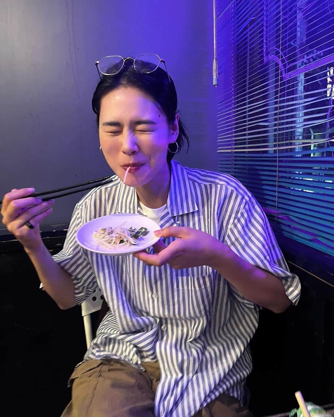 田中シェンさんのインスタグラム写真 - (田中シェンInstagram)「わたしらしくをあたらしく、  Tops @ships_official  Inner @shellyisland_official  Pants #vintage  Shoes @bott2019  Cap @polarskateco  Tote bag @romanticgeography  Orange bag / mangrove  たくさん食べて笑いたい2023下半期🌞  今日は移動距離が過去一遠い日🚗 水分補給を忘れて熱中症なりかけたので 気をつけてっ🥵  #新宿三丁目  @kirimugiya_jinroku #切麦や甚六  一緒にいた友達のおすすめで、冷たいおうどん を頂きにこちらへ🍥かしわ天を私は初めて 食べたのだけど、鶏の天ぷらなのね❗️ とっても美味しかった！弁当に欲しい！ と思いました🤤うどんもツルッとコシが あって、食べやすかった。麺を啜れるように なるにはどうしたらいいのだろうか🫨(悩)  #新宿御苑公園  夜の部まで時間があったので、チルしに御苑へ💁🏻‍♀️ ここは東京のセントラルパークだと思ってます🌱 中学生ぶりぐらいにリレー作文をして 盛り上がりました。素敵な友達です🤝🏻  #蒲田駅  @myle_official_o_o  本日はお友達のおすすめツアーなので車で 蒲田はミレイまで💁🏻‍♀️ベトナム料理を本格的に 食べたのだけどどれも美味しい❗️特に海老料理❗️ あと山芋のお粥、それに揚げ春巻き！とあげたら キリがない‼️友達4人で伺ったのですが、終始参加人数を 教えてくれた子が気にしてた意味がわかりました。 とにかく量がおおい🤣サービス精神豊富👏 ぜひ多人数で盛り盛り食べに行ってください💯  Do you like #udon ? I’m pretty sure that #shinjukugyoennationalgarden is One of the mast go place when ur traveling Tokyo 🗼 So add another pin here @kirimugiya_jinroku . Not far from the park. They have nice cold udon. Amazing for the summer and try #kashiwaten . It make ur day!  #新宿三丁目グルメ #新宿三丁目ランチ #新宿御苑公園  #新宿散歩 #東京さんぽ #蒲田ディナー #蒲田飲み  #蒲田ごはん #東京観光スポット #東京美味しいご飯  #ストライプシャツコーデ #polarskateco  #bott2019 #東京ファッション #ベトナム料理  #ミシュラン一つ星　#일본여행🇯🇵 #여행일기✈️ #푸드스타그램🍴 #카페스타그램☕🍨🍰 #每日穿搭分享  #日系穿搭 #tokyotouristinfo」7月3日 19時50分 - shen_tanaka