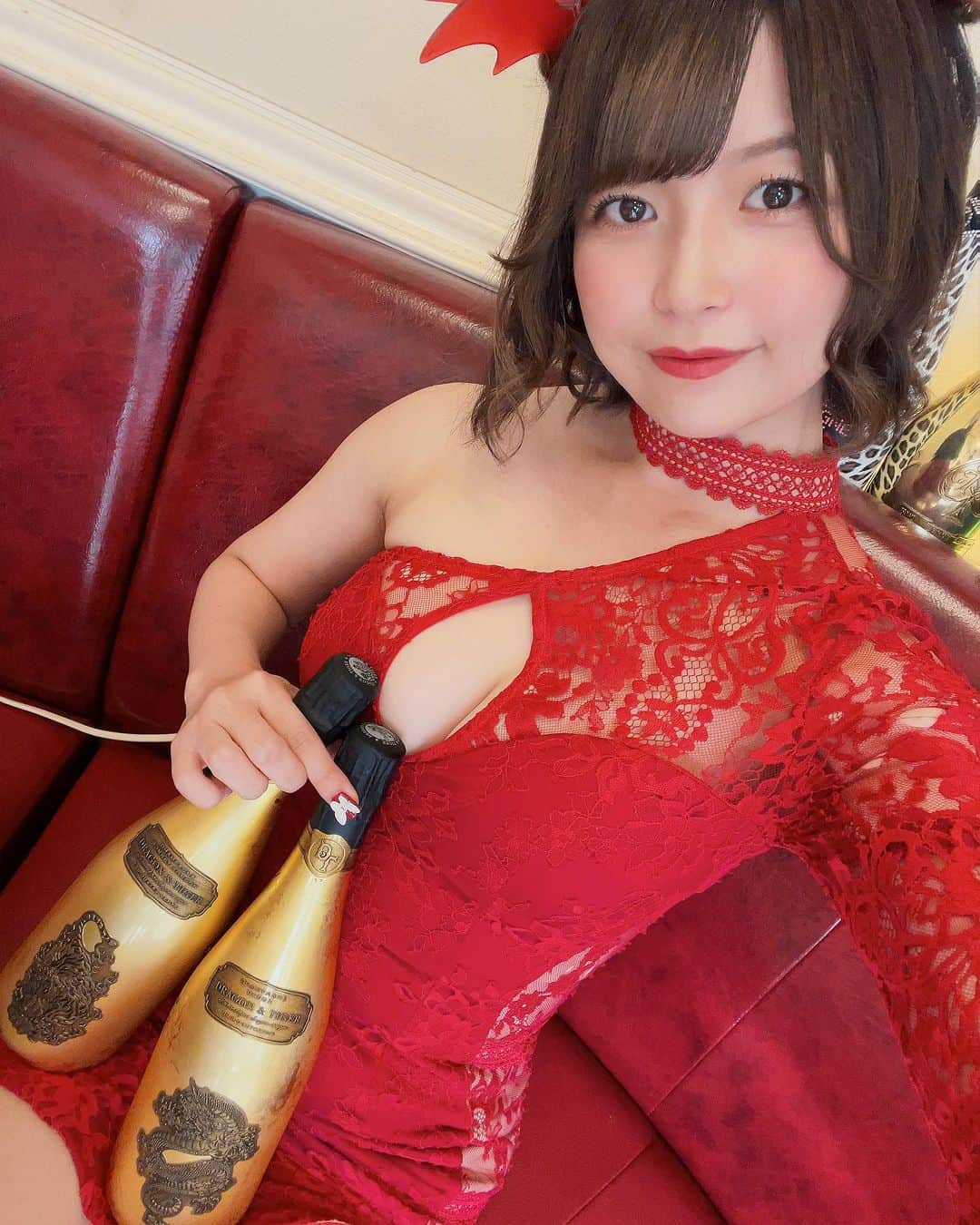 月野夏海のインスタグラム：「今年のお誕生日はOLカフェでイベント組んでいただきました💖 1週間のバースデーウィークもお祝い来てくれた方々ありがとう！ たくさんの方にお祝いしていただけて幸せです🥰  ドラゴン&タイガーを初めていただきました🍾 かっこいいボトル！！！ 酸味系のお味でおいしかったよ🥂  #南夏海  #olカフェ #コンカフェ  #秋葉原 #秋葉原コンカフェ  #コンセプトカフェ  #コンカフェ好きと繋がりたい  #ドレス #バースデー  #誕生日 #シャンパン  #ドラゴンアンドタイガー」