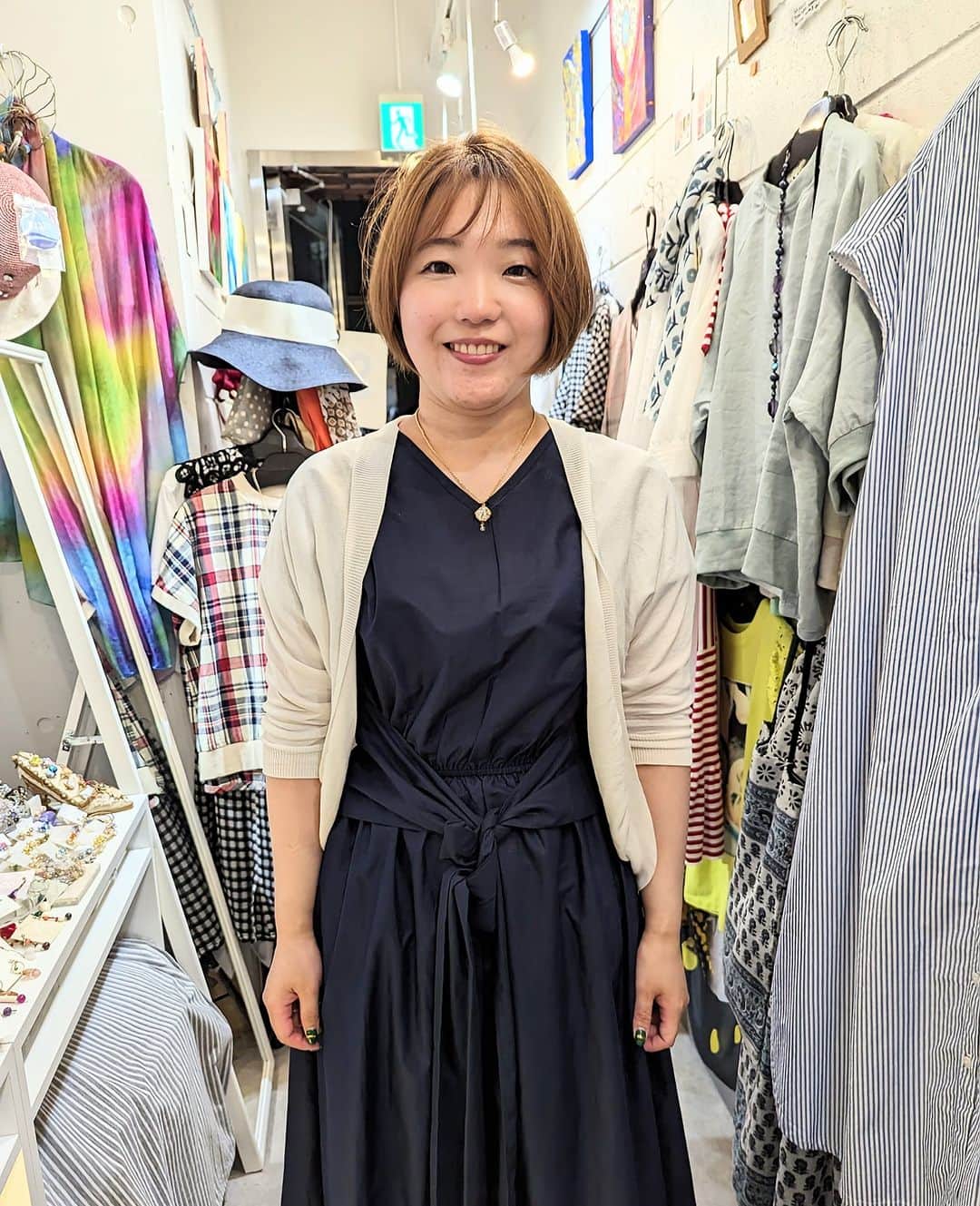 平井富子のインスタグラム：「札幌からエミリさんがアンシャンテに、、  ネットで調べて来て頂いたようで、とても嬉しい〜  雑誌にも掲載された、オリジナルのスワロフスキーネックレスを気に入って頂きました。 そのまま着用、お似合いです～  また、遊びに来てください♥」