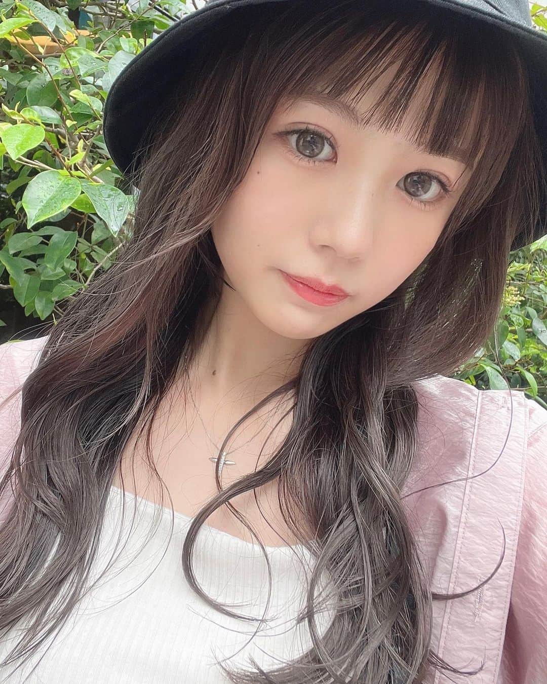 蒼井ちあきのインスタグラム：「🥱🩵  #ヘアー #ヘアカラー #くすみカラー #ダブルカラー #オリーブベージュ #ロングヘア #オン眉 #美容オタク #美容 #ファッション  #snidel #viviennewestwood #flanmy」