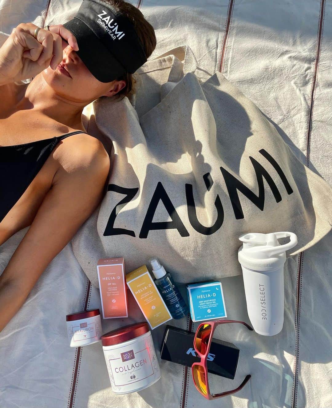 ズザンナ・ヤカボスのインスタグラム：「🌞egy igazi nyári nyereményjátékkal szeretnék Nektek kedveskedni, amit az idei együttműködéseim ihlettek. 🌞  Összesen 5 db csomagot sorsolok július 8-án este, a játékhoz likeold a posztot, taggeld két barátodat. Minden egyes megnyerhető csomag tartalmaz:  - @zaumi.sw óriás strandtáska és napellenző - @kellysbikes respect II napszemüveg, wine matt, red revo - @heliad_magyarorszag hydramax spf 50+ fényvédő arckrém, c-vitamin & hialuron duo, hidratáló arcpermet, mélyhidratáló éjszakai krémgél - @bodyselect_official kollagén italpor, hyaluron kapszula, smartshake - @rqvizielmenypark páros belépő . . . #summerismything #nyárinyereményjáték #zaumiswimwear #heliadhydramax #bodyselect #kellysbikes #rqvizielmenypark」