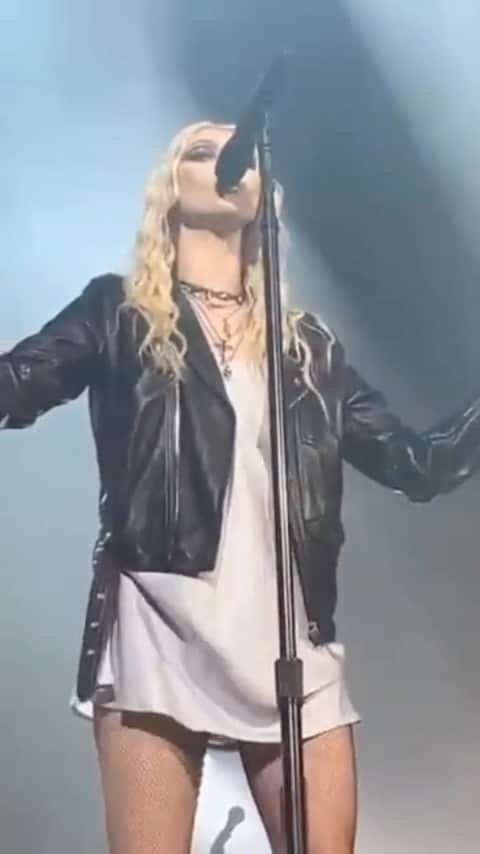 テイラー・モンセンのインスタグラム：「MILWAUKEE!!! This FRIDAY #SUMMERFEST @summerfest  #DEATHBYROCKANDROLL」