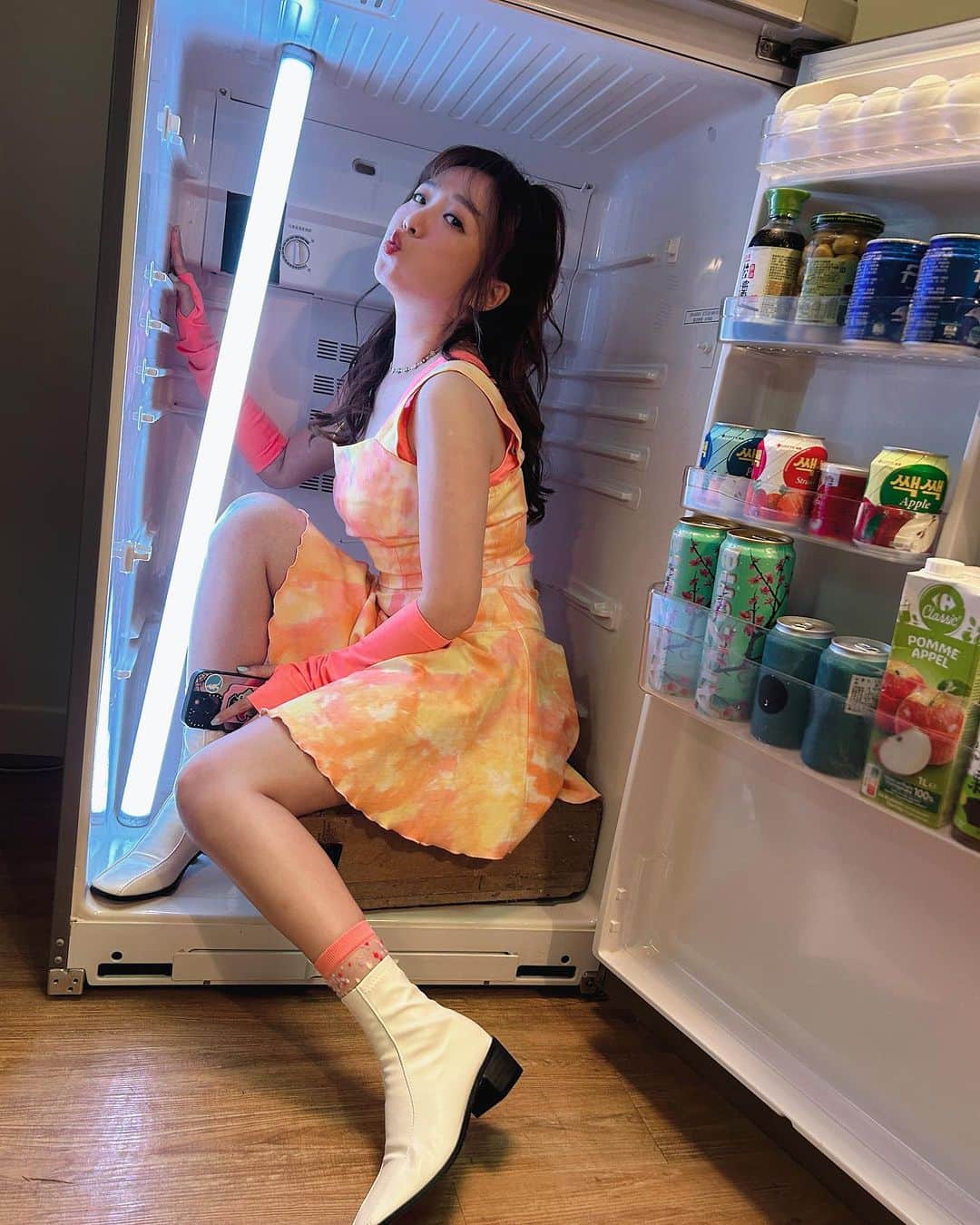 鄭茵聲のインスタグラム：「這是第二次為了拍攝被關在冰箱裡了 冰箱很不好坐 可以符合人力工學嗎？（咦？」