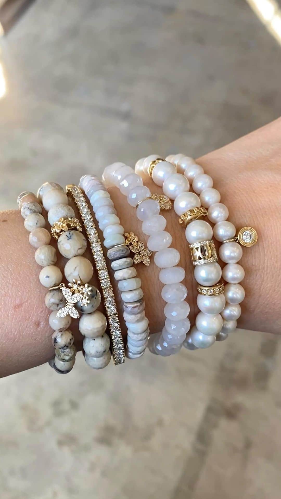 のインスタグラム：「Our Summer Stack Goals 😍 This stack features some of our best-selling semi-precious beads, including African Opal, Rainbow Moonstone and Pearl. Which bracelet is your favorite?  #SydneyEvan #BeadedBracelets #SummerJewerly」