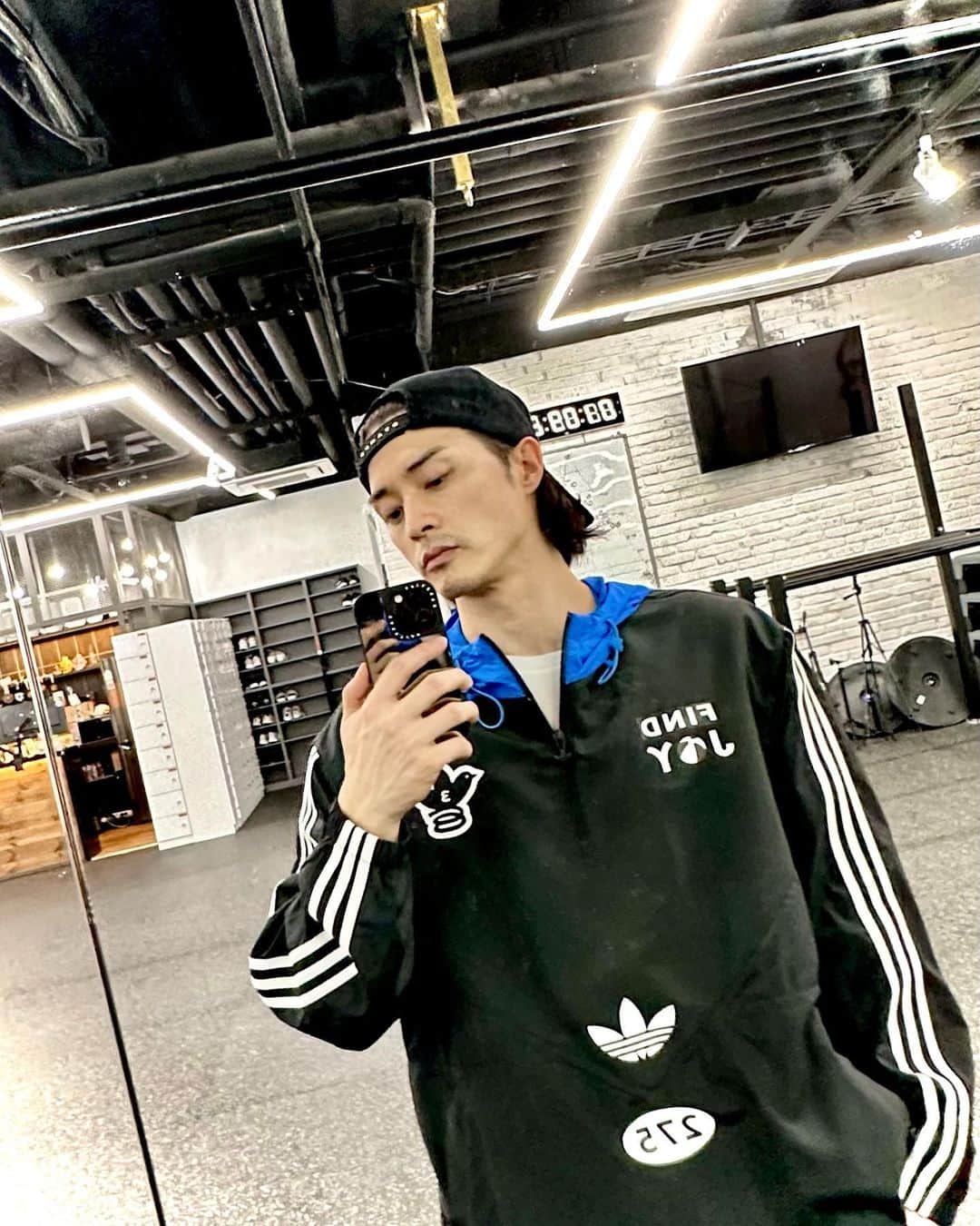 キム・ジフンのインスタグラム：「_  간만에 피드에 운동영상。  여러분  저는 프론트레버를 해낼 수 있을때까지 그게 언제가 될지는 모르지만 포기하지 않을거에요 여러분도 절실하게 원하는게 있다면 절대 포기하지 않았으면 좋겠어요  결국 실력이라는건, #연습의총량에비례하는것  실력이 부족하다면 아직 연습과 경험이 좀더 필요한 것일 뿐 조급해 하기보단 천천히 연습량을 꾸준히 채워가다 보면 어느새 목표한 바에 다가서 있는 자신을 발견하게 될거에요  #사실은포기하고싶을때스스로에게하는말  같이 운동하는 멋진 동생들 항상 고맙다  @justfun_traveler  @zakta__  @jf__q1」