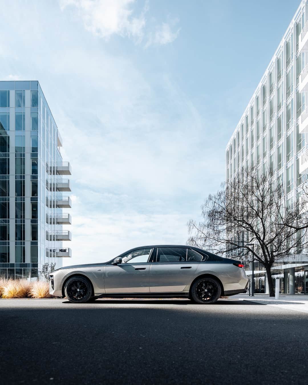 BMWさんのインスタグラム写真 - (BMWInstagram)「This city is electric 🏙️⚡️ 📸: @bmwcz @thefilipstehlik #BMWRepost   The BMW i7. #THEi7 #BMW #ThisIsForwardism  __ BMW i7 xDrive60: Combined power consumption: 19.6–18.4 kWh/100 km. Combined CO2 emissions: 0 g/km. Electric range: 590–625 kilometers. All data according to WLTP. Further info: www.bmw.com/disclaimer」7月3日 3時00分 - bmw