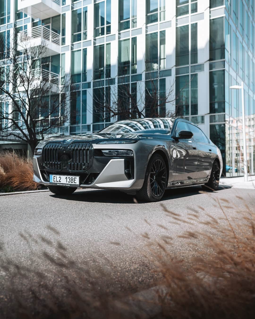 BMWのインスタグラム：「This city is electric 🏙️⚡️ 📸: @bmwcz @thefilipstehlik #BMWRepost   The BMW i7. #THEi7 #BMW #ThisIsForwardism  __ BMW i7 xDrive60: Combined power consumption: 19.6–18.4 kWh/100 km. Combined CO2 emissions: 0 g/km. Electric range: 590–625 kilometers. All data according to WLTP. Further info: www.bmw.com/disclaimer」