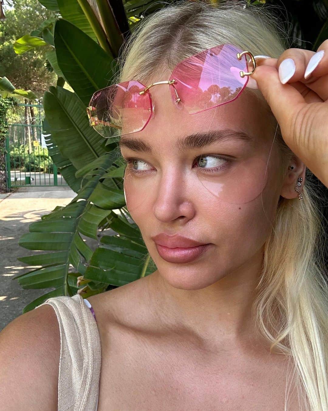 のインスタグラム：「vacation mode🌴」