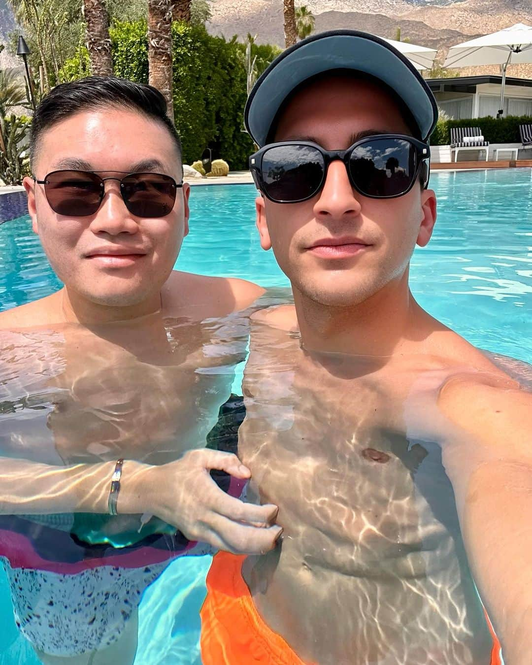 ジョナサン・カサーのインスタグラム：「2023 has been laundry and taxes, and I wouldn’t trade it for the world.  Cheers to getting off the grid!  #relaxing #pooltime #palmsprings #hermanbunglaows  #losangeles」