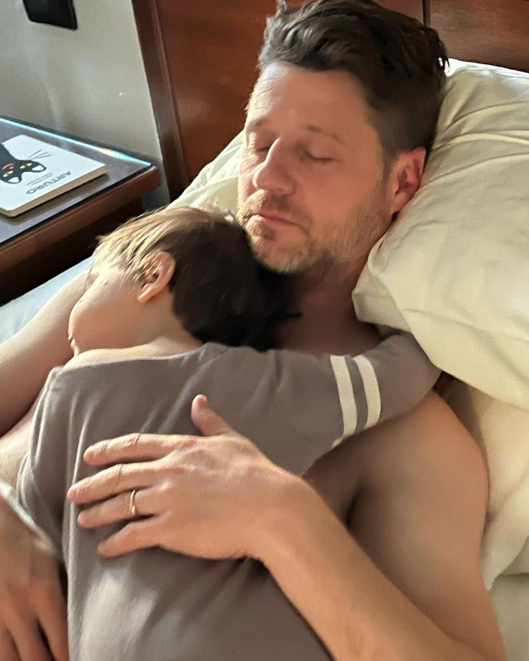 ベンジャミン・マッケンジーのインスタグラム：「Father son bonding activies include: Napping」