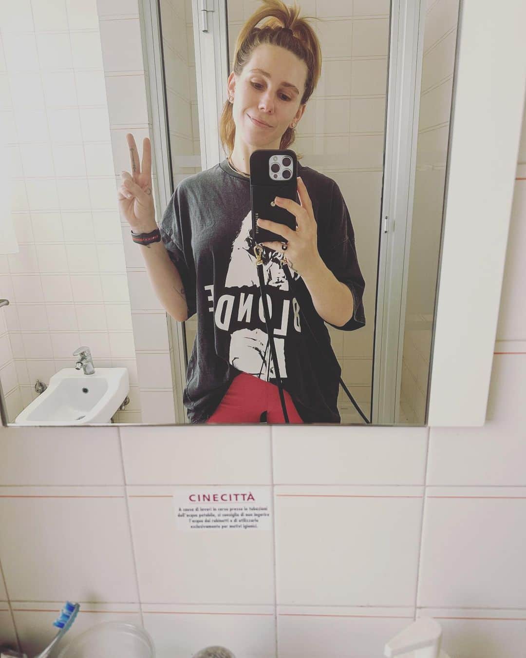 ゾージア・マメットのインスタグラム：「That’s a wrap!!! 6 mos. 8 eps. So many wigs. So little sleep. Most epic cast/crew/creative team a girl could ask for. One last picante to celebrate…Ciao ciao Roma. It’s been real ✌🏻#thedecameron @netflix」