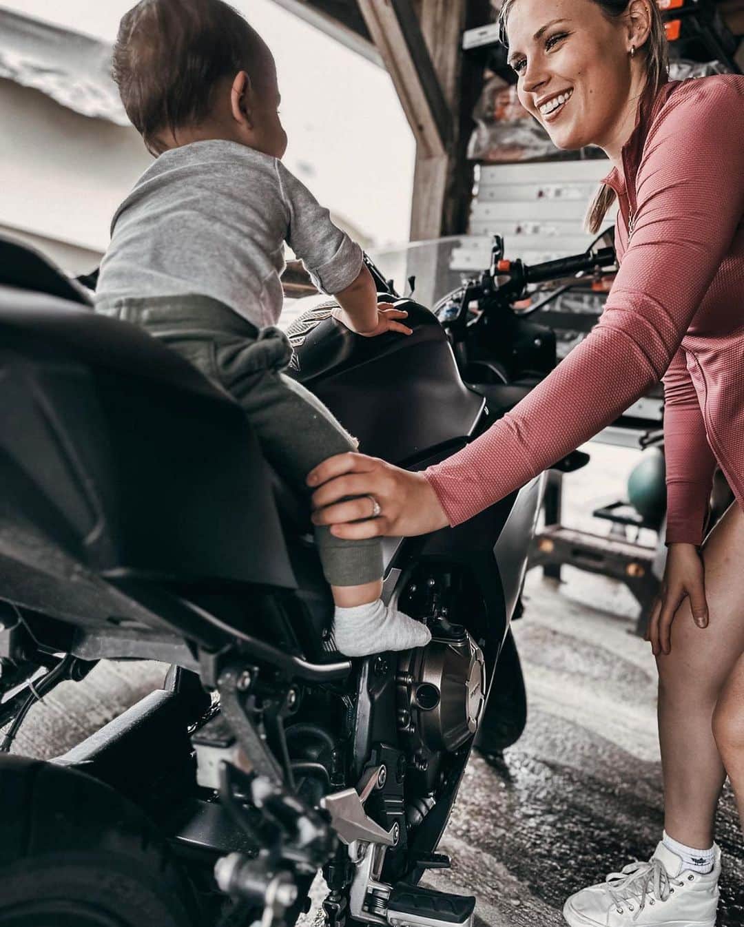 Honda Powersports USさんのインスタグラム写真 - (Honda Powersports USInstagram)「It’s more than just a motorcycle. It’s a memory-making machine ❤️ Thank you for sharing the moment with us, @the_atilanos. #CBR600RR #BetterOnAHonda」7月3日 3時56分 - honda_powersports_us
