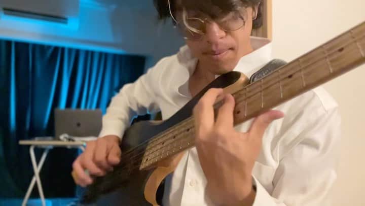森田悠介のインスタグラム：「Testing flat wound on ash maple saturn 5string of @adamovicbasses  @labellastrings #bass #bassstrings #labella #flatwounds #bassist #bassplayer #musicianlife #adamovic #artist #impro #noodling #practice #ベース #ベーシスト」