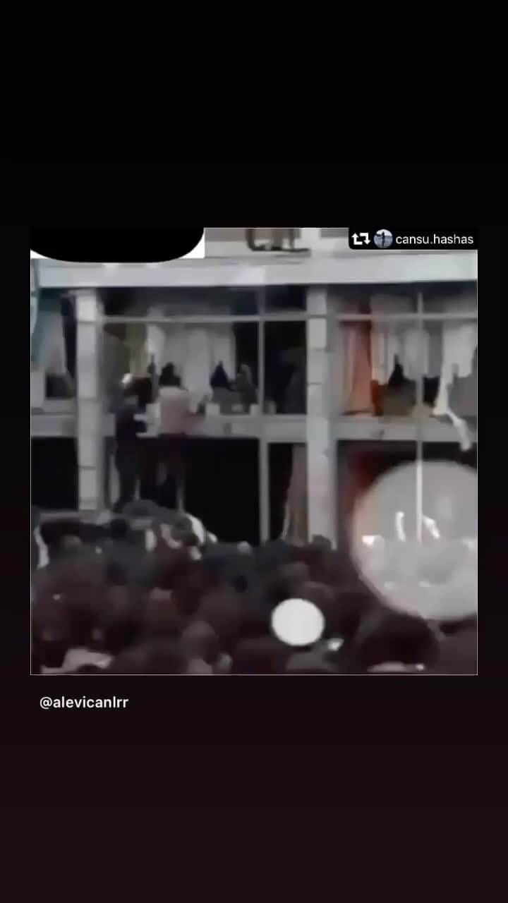 ヌーマン・エイカーのインスタグラム：「30 years ago today, an Islamist and far-right mob swept through the türkish city of Sivas and set the Madimak Hotel on fire. An Alevi arts and culture festival was held there. 37 people were killed, including two children. The Sivas arson attack was broadcast on TV for hours, the police knew about it but did nothing to prevent the massacre. To this day, this act has burned itself deeply into the collective memory of the Alevis. Til today many perpetrators were not punished, the crime was not processed. To this day, Alevis in Turkey are exposed to hatred, hate speech and discrimination. To this day they are fighting to build a memorial at the scene of the crime|madimak hotel.  #madımaksivas #madımaksivas1993 #sivaskatliamı #sivas1993」