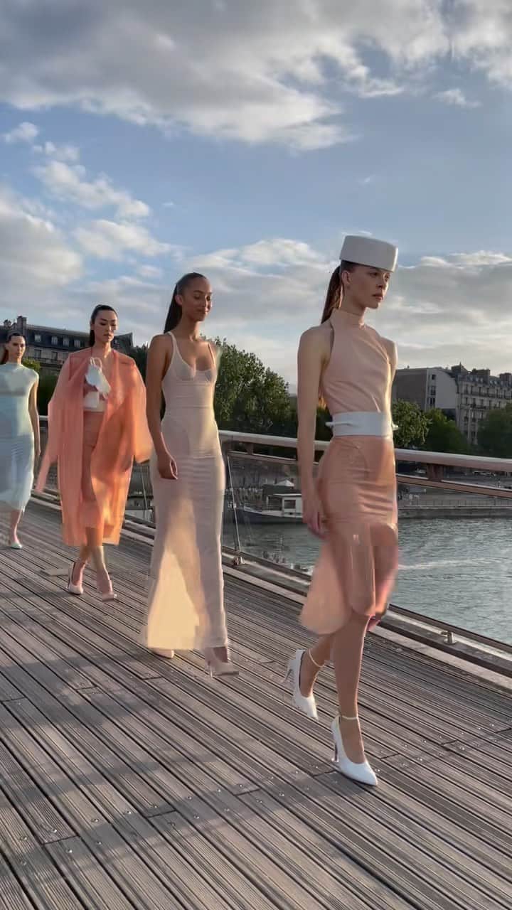 AnOther Magazineのインスタグラム：「The stars came out for @maisonalaia Winter/Spring 2024 ✨  Presented on a bridge between the site of the House’s birth and it’s current studio, the collection is a further heightening of the bombshell silhouette, transforming the body in the “push and pull of clothes,” made in soft flannel, linen, leather and tight latex. Expanding upon the notion of time, @pieter_mulier’s refined Couture collection traces the shaping body, exploring its evolution and timelessness, to propose a future based on foundations laid by Azzedine Alaïa.   🎥 by @alexanderfury」