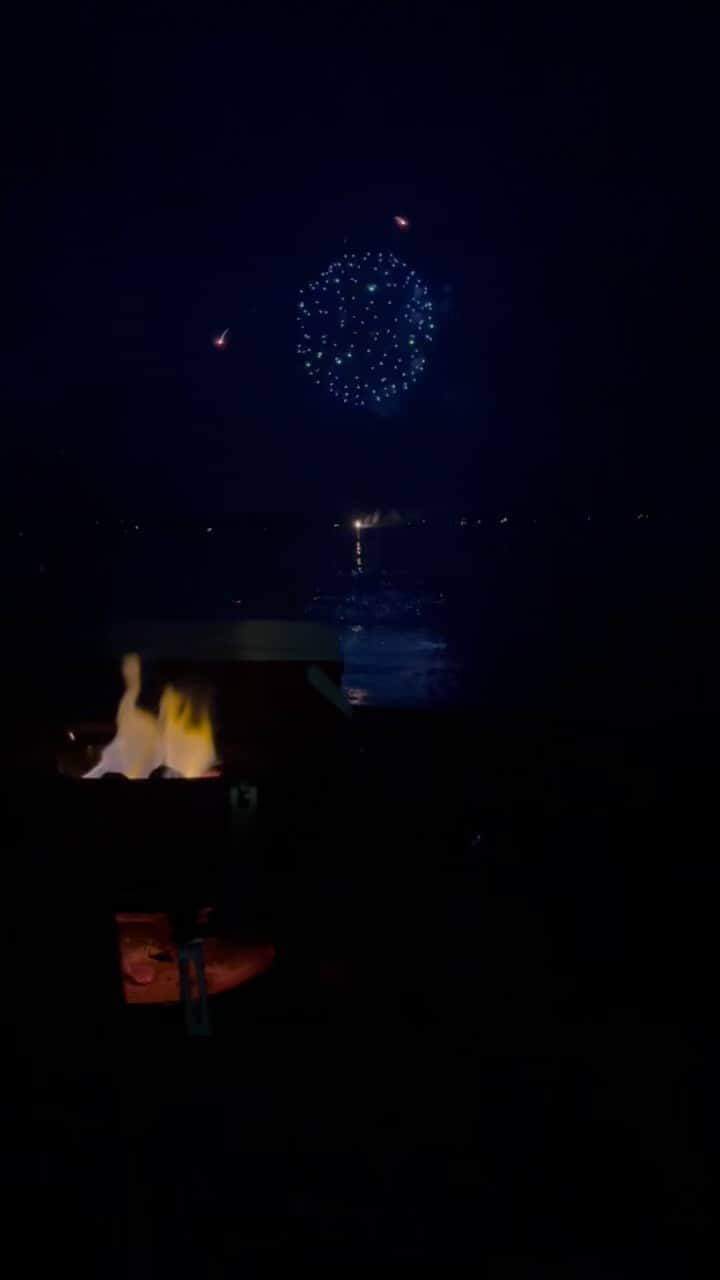 ケイト・ウォルシュのインスタグラム：「BBQ, Bayside fireworks,  and the ‘imperative’ 😜 (volume up) construction of s’mores w/ @andynix1 , family & friends…❤️ happy happy. 🇺🇸 we r so lucky. 😊」