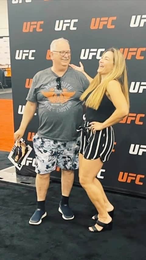 ミーシャ・テイトのインスタグラム：「Cars and fans and fans of cars @barrett_jackson!   #barrettjacksonnow #barretjackson #ufc #mma #meetandgreet #cars #carsofinstagram #car」