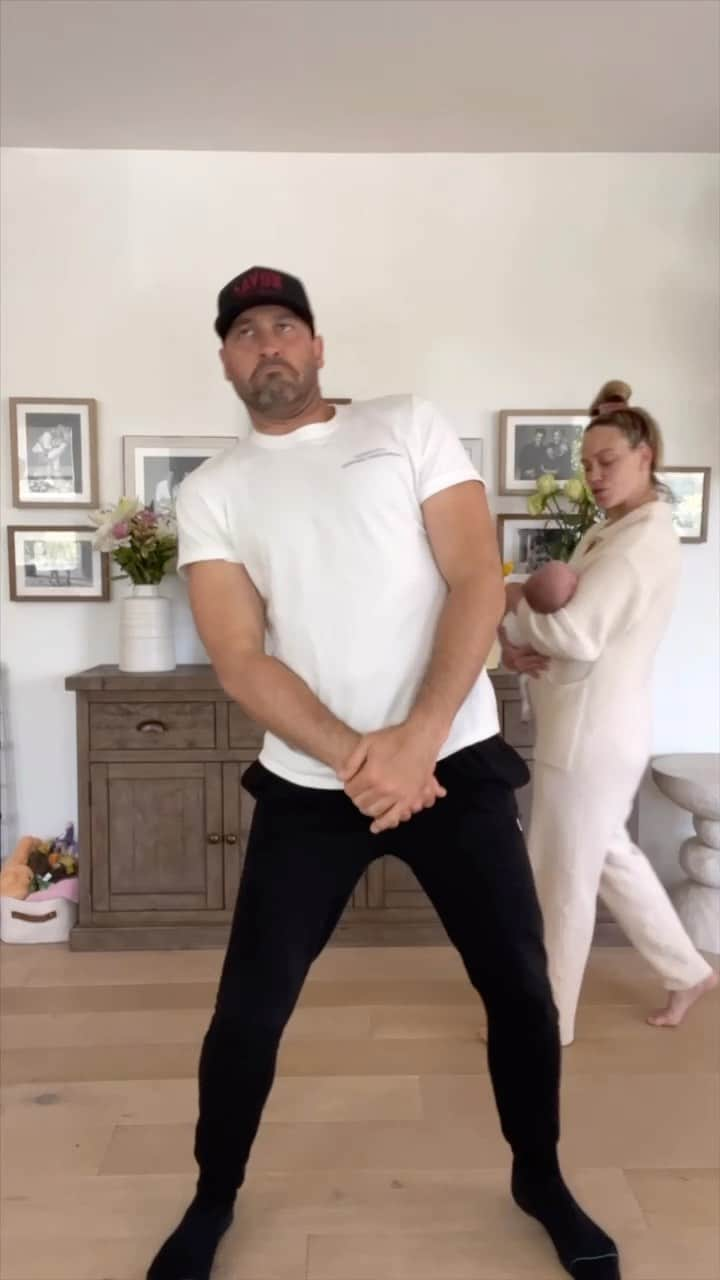 Peta Murgatroydのインスタグラム：「These dances won’t dance themselves! Holding it down for the both of us while @petamurgatroyd taking care of @rio.john.chmerkovskiy   #anotherone #madeinpeta」