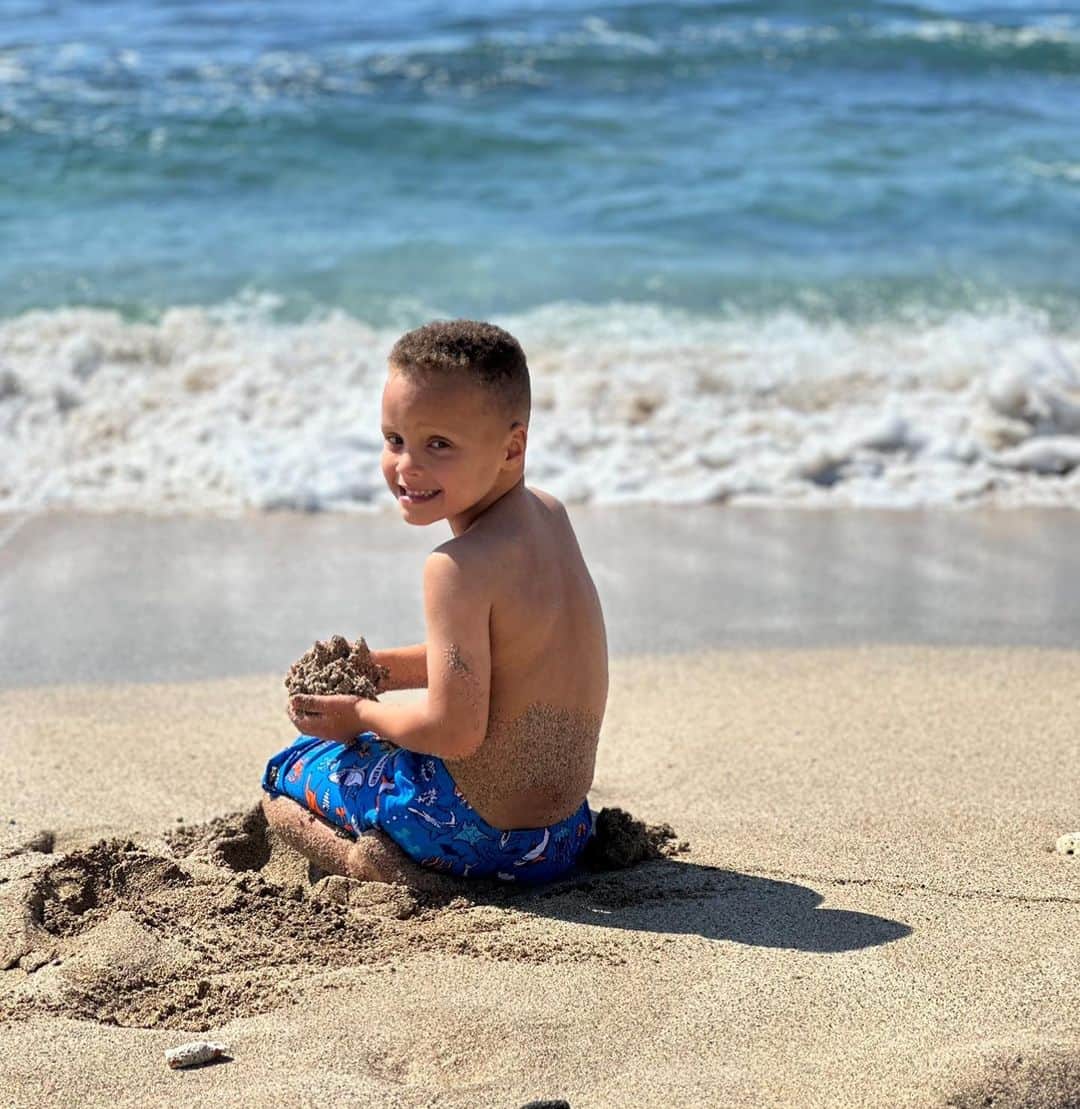 エイヨシャ・カレーのインスタグラム：「Our baby boy is FIVE today! Our headstrong, courageous, smart, loving Canon Jack. Where does the time go?! 😭🥰」