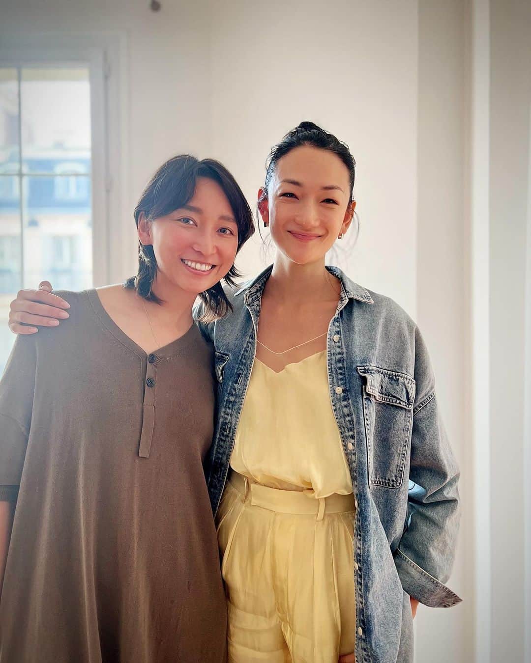 冨永愛のインスタグラム：「⁡ パリで杏ちゃんと再会❤︎ ⁡ Wonderful to see Anne Watanabe again in Paris  ⁡」