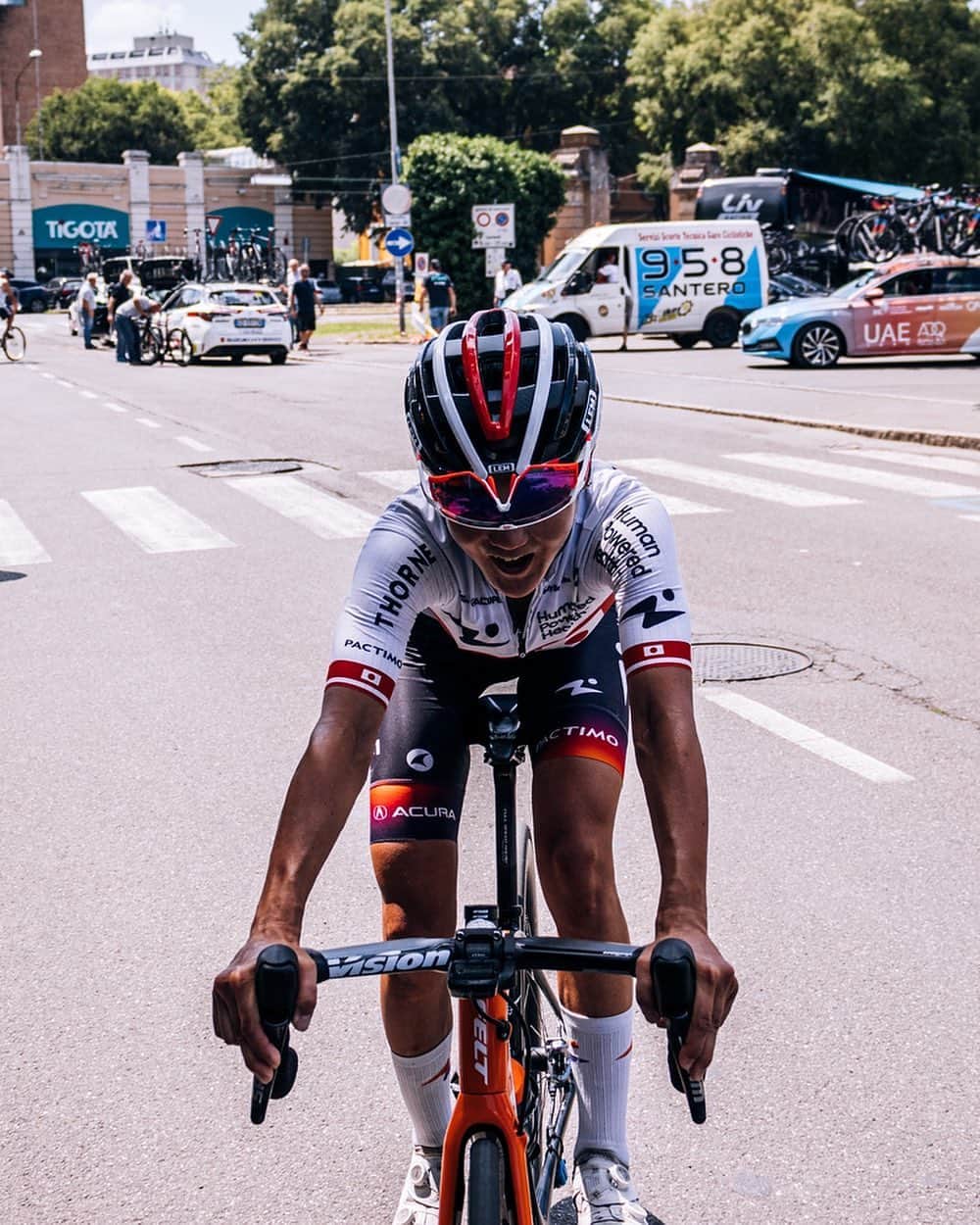 與那嶺恵理のインスタグラム：「Tried to throw bike because it was sprint stage 🤪 Stage 3 @girodonneofficial 💨🌪 . . We rode all for our sprinter Daria, and she finished 7th 👏🏻 in such a difficult final and also stressful day for her  because of flat tire 😫 Proud of your fighting 👊🏻  I can’t do sprint train 🚂 but I’m satisfied what I did in last 3km even though small small effort for our sprinters 😙  3 down, 7days to go 👊🏻 . . 📸: @oskarsbrook  #今日のエリさん #HumanPoweredHealth」
