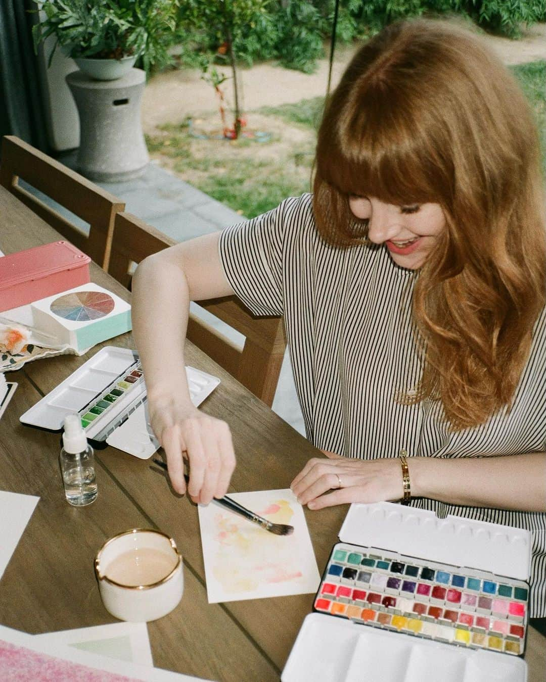 ブライス・ダラス・ハワードのインスタグラム：「Happy #WorldWatercolorMonth! On July 15th I’ll be hosting my first ever FREE ONLINE WATERCOLOR & CREATIVITY CLASS taught by the talented Bindi Desai (@create__d)!! 🎨  ⁣ When it comes to watercolor, I’m a beginner (an extremely obsessed one) and until this year had never taken a lesson 🤫 I’d been a fan of Bindi’s work on IG, so when she DM’d me, saying she offered classes, I signed up immediately:) ⁣ ⁣ Since then, we’ve met every week, and I am so grateful to Bindi for everything she teaches me -- and now for everything that she will teach you! ⁣ ⁣ The biggest revelation these last few months: pursuing a hobby is an opportunity to try, fail, and manage the feelings that arise when attempting something new.⁣ ⁣ Again and again I see my best results happen when I stay playful, loosen up, and enjoy the process. But more importantly, I’ve realized that the more I practice “being brave” with paper and paint, the more easily I can handle uncomfortable feelings that come up when I am being called upon to “be brave” in life.⁣ ⁣ The good news is that Bindi has empowered me to create work I’m proud of even though I’m a beginner, even when I’m feeling  hesitant about a new skill or frustrated by my lack of experience. Her process allows me to develop tools to work on overriding fear and doubt -- and the more I practice being in this state, the better.  ⁣ So in this workshop, Bindi will teach us how to paint an abstract piece and afterward we'll have a relaxed Q&A session to address creative stressors and strategies for overcoming them. It’ll be a chill, judgment-free space to immerse yourself in the world of watercolor 😌⁣ ⁣ If this sounds at all interesting, please RSVP to our free workshop “How to Be Brave (In Life & Watercolor)” on Saturday July 15. You can sign up today at the link in bio 🔗⁣ ⁣ Looking forward to painting with you! ❤️⁣ ⁣ 📸: Andie Jane (@andiejjane)⁣ ⁣ #BryceDallasHoward #WatercolorArt #CreativeFlow #ArtTherapy #BeBrave」