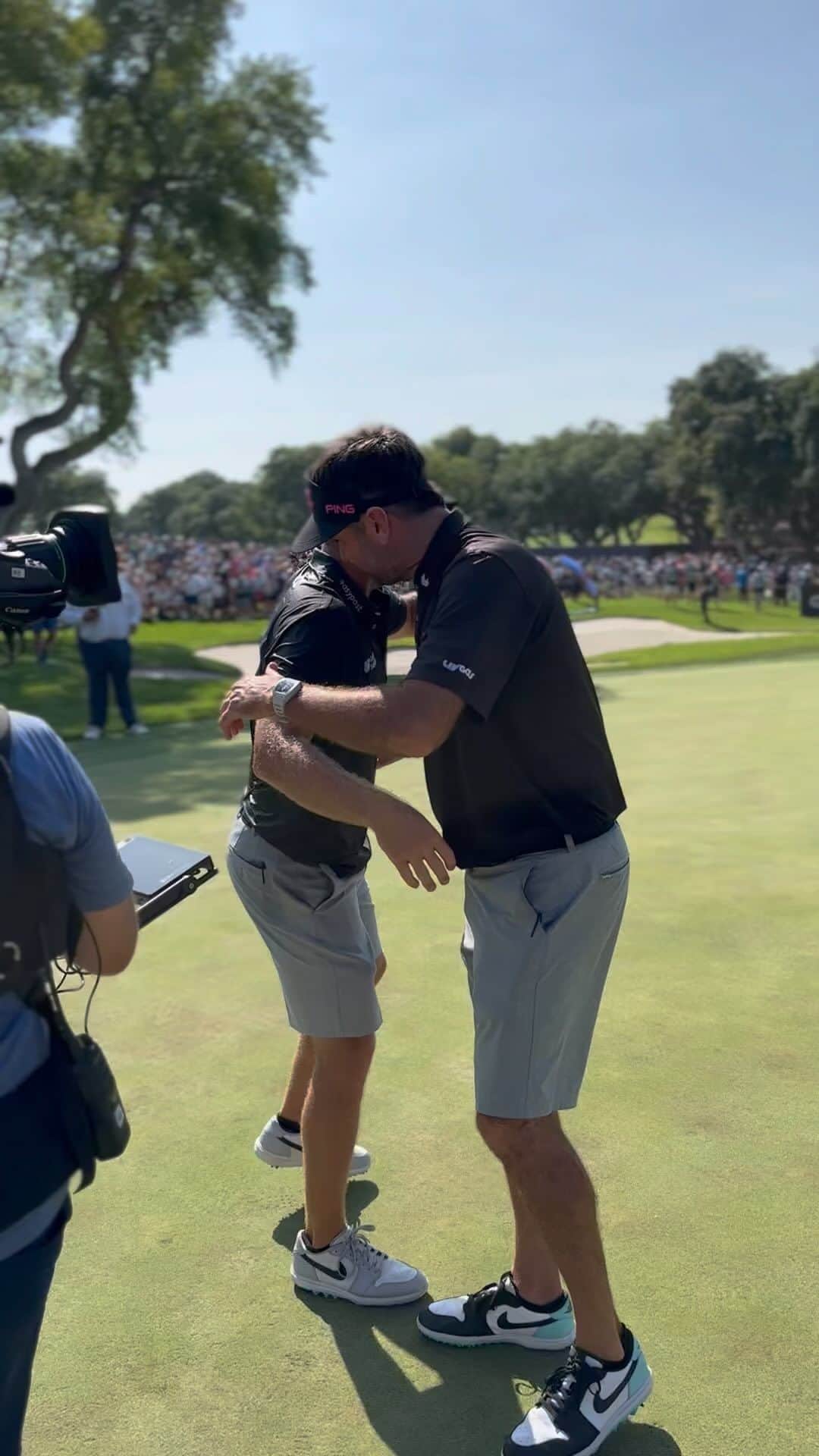バッバ・ワトソンのインスタグラム：「First, I want to congratulate @talorgooch on the win! What a clutch putt at the end there! Also good playing to the other boys that played with him today. Second, We took second as a team and I’m super proud of our team! I didn’t finish the way I wanted but we will get there.  Last, I want to say thank you to all the fans and say how awesome Valderrama was! Thank you Spain👏🏻」