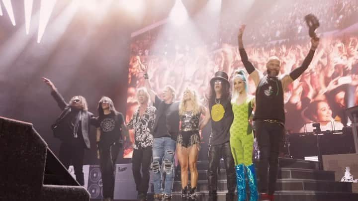 キャリー・アンダーウッドのインスタグラム：「One year ago I got to rock with @gunsnroses for surprise appearances at their London shows, and now I’m SO excited to be joining them on a few stadium dates with our own set as part of their World Tour this summer! See you in Canada August 5 & 8 and in Nashville on August 26! 🤘🎫: gunsnroses.com/tour」