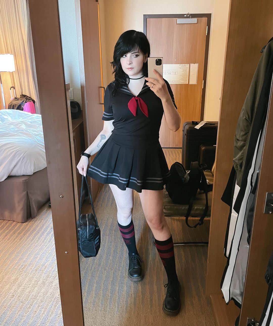 Tessaのインスタグラム：「Going comfy for day 2 of #animeexpo2023 🖤   Feel free to say hello :>」