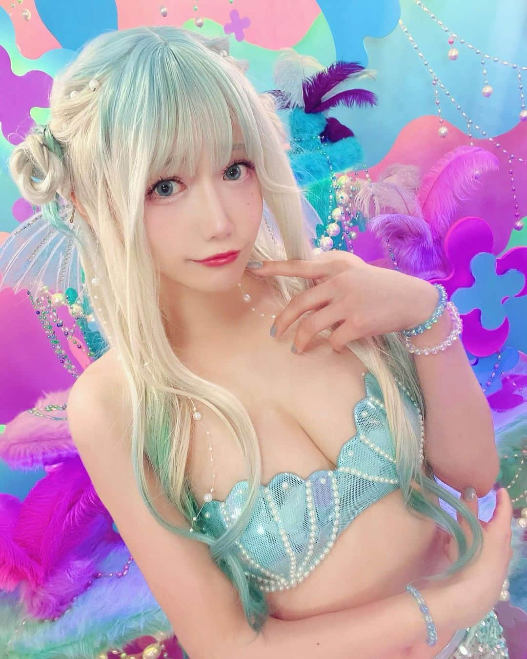 篠原みなみのインスタグラム：「金髪ロングのマーメイド🐠🫧🪸  . . .  ヤングアニマルのオフショット♡  このウィッグとカラコンは自分で用意したんだよ〜！‪  今までウィッグを被った本格的なコスプレを あまりやった事が無かったんだけど コンセプトに合わせて自分で探すのは すごく楽しかったしなんだか コスプレイヤーさんになれたみたいで 新鮮だった( ⸝⸝⸝ ᐢ ᵕ ᐢ ⸝⸝⸝ )💗  ▷amzn.asia/d/8E95hS3   . . .  #ヤングアニマル #表紙担当 #篠原みなみ #グラビア #コスプレ #人魚 #japanese #asiagirl #cosplay #cosplaygirl #mermaid #sealife #sea」