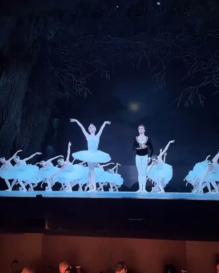 マリア・コーレワのインスタグラム：「SWAN LAKE 😭💔 my debut 02.07.2023 Dreams come true! I am so thankful to everyone!!!!!! My best partners @philipp_stepin and @konstantin__zverev_ and my coach Elvira Tarasova especially!!!   «ЛЕБЕДИНОЕ ОЗЕРО» 😭💔 дебют 02.07.2023 Мечты сбываются! Невероятно благодарна всем всем всем, а особенно лучшим партнерам @philipp_stepin и @konstantin__zverev_ и лучшему педагогу Эльвире Геннадиевне Тарасовой!!!」