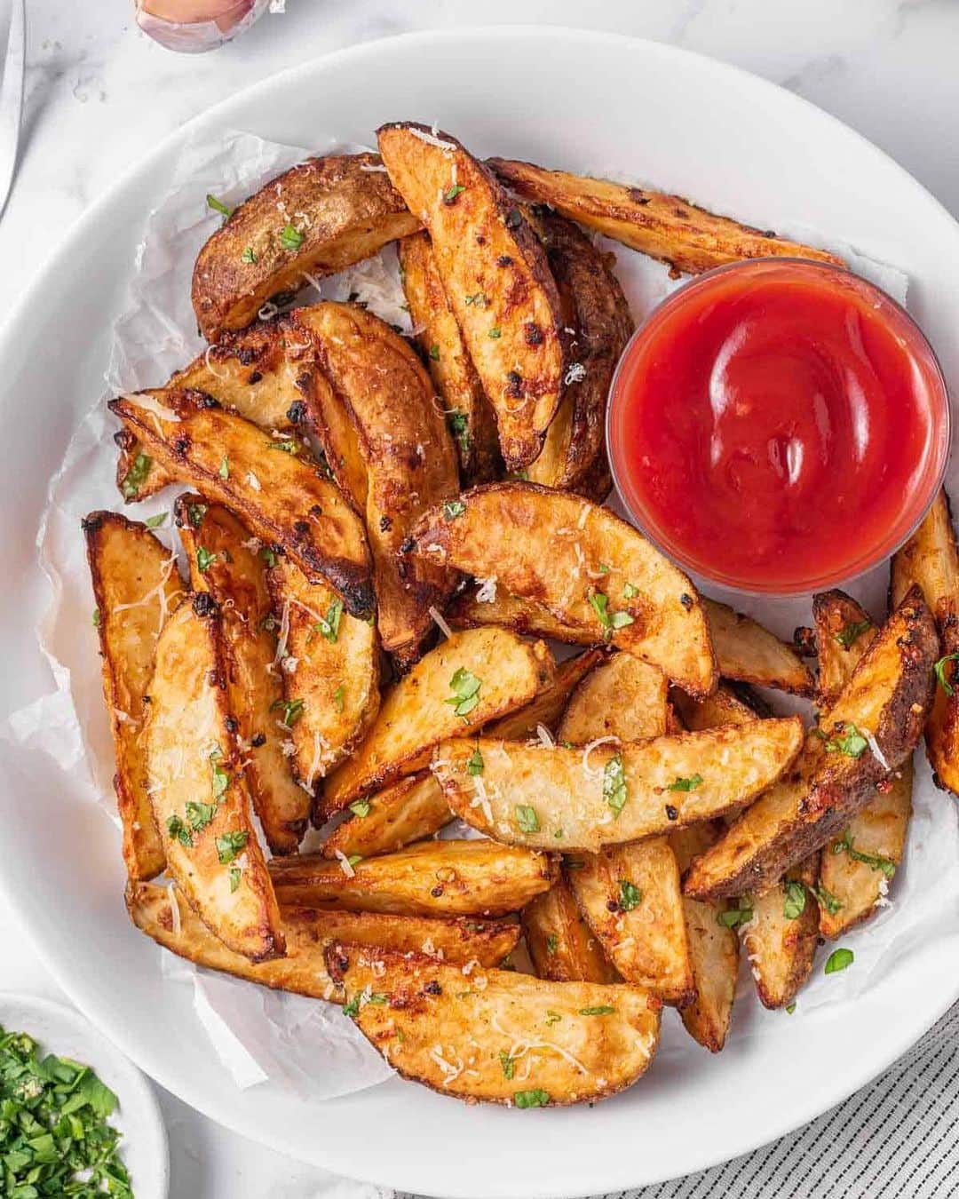 Easy Recipesのインスタグラム：「Air fryer potato wedges are incredibly crispy and seasoned to perfection. Potatoes are tossed with garlic, parmesan cheese and then air fried until golden and crisp. Can be paired with almost any meal.  Full recipe link in my bio @cookinwithmima  https://www.cookinwithmima.com/air-fryer-potato-wedges/」