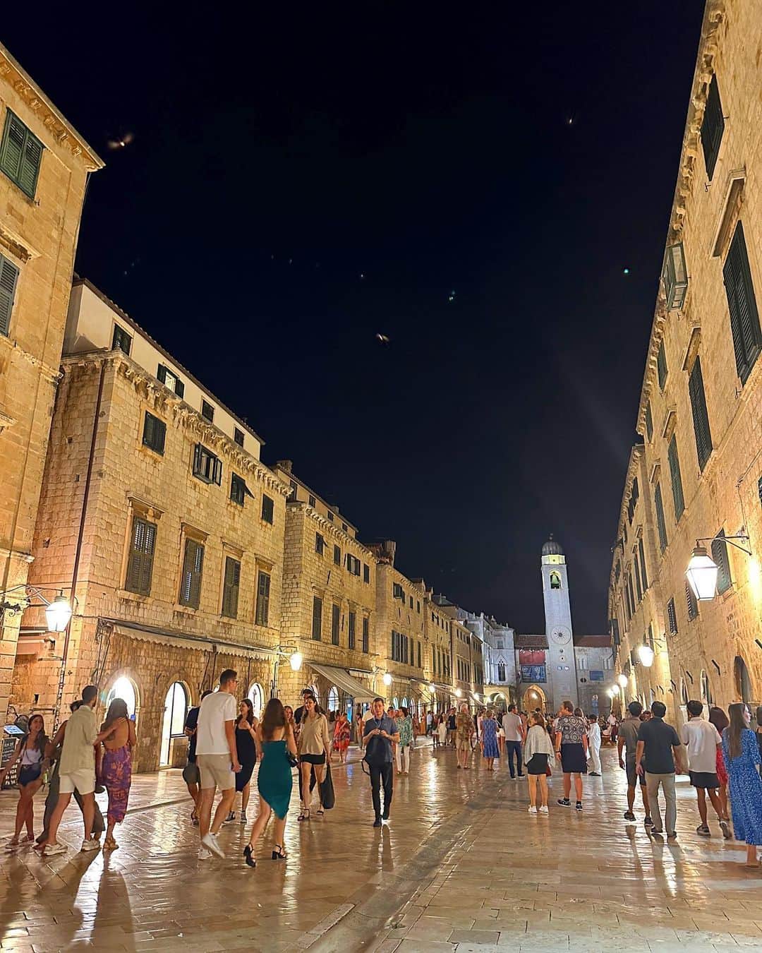 新田朝子さんのインスタグラム写真 - (新田朝子Instagram)「Noon time vs Night walk in the old city of Duvrobnik, which one do you like?🤔  #travelphotography #lovetravelling #croatiatravel #croatia #duvrovnik #adriaticsea #worldheritagesite #june2023   #ヨーロッパ #ヨーロッパ旅行 #海外在住 #海外旅行好きな人と繋がりたい #クロアチア #ドブロブニク #アドリア海 #世界遺産 #🇭🇷」7月3日 5時32分 - asako.nitta
