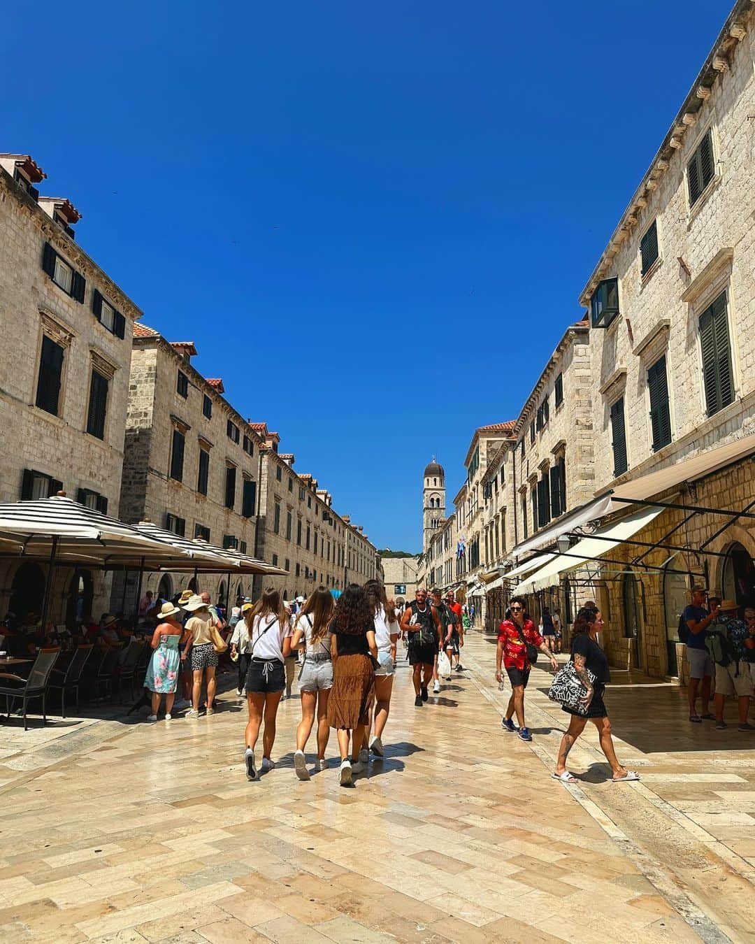 新田朝子のインスタグラム：「Noon time vs Night walk in the old city of Duvrobnik, which one do you like?🤔  #travelphotography #lovetravelling #croatiatravel #croatia #duvrovnik #adriaticsea #worldheritagesite #june2023   #ヨーロッパ #ヨーロッパ旅行 #海外在住 #海外旅行好きな人と繋がりたい #クロアチア #ドブロブニク #アドリア海 #世界遺産 #🇭🇷」