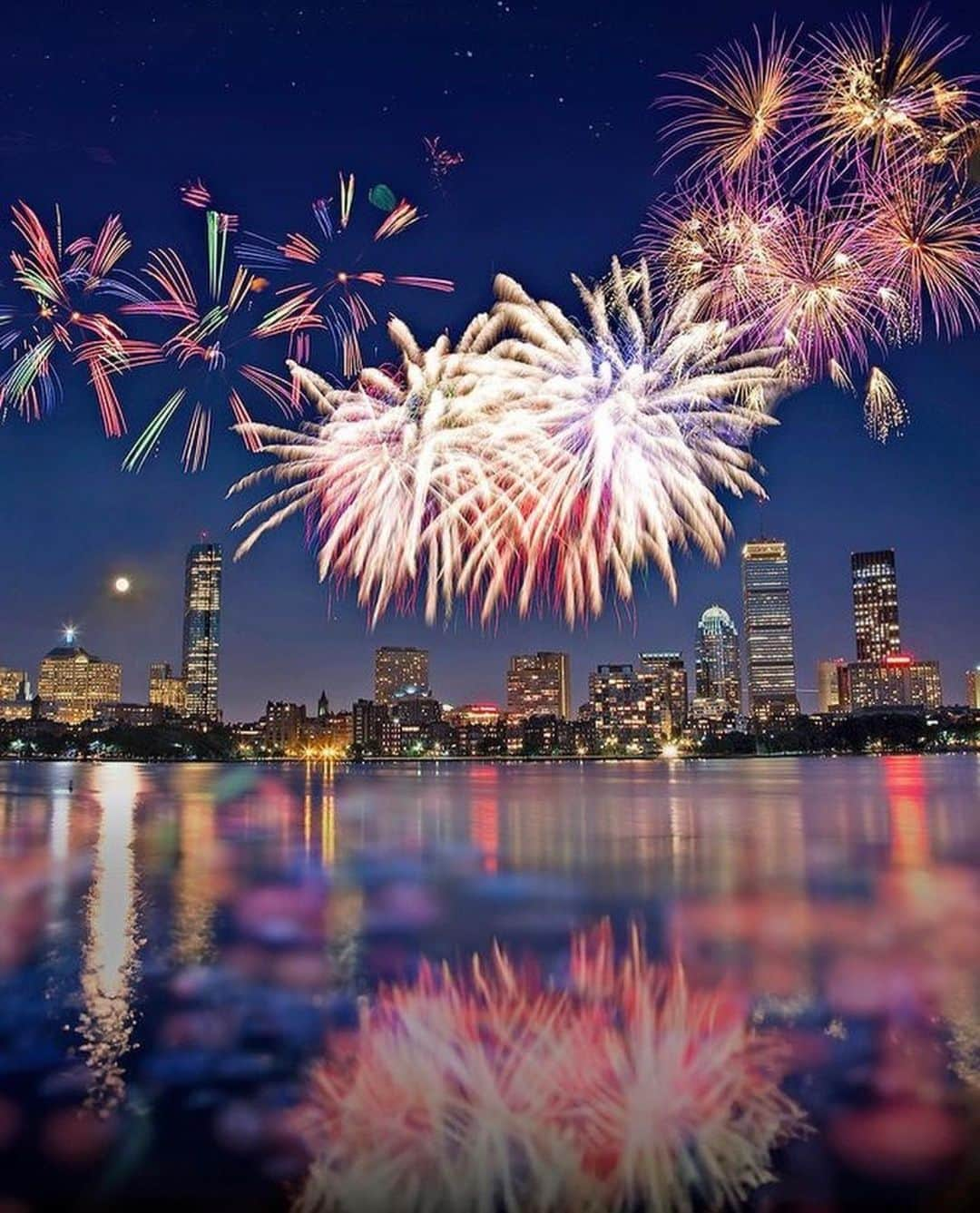 Instagramersさんのインスタグラム写真 - (InstagramersInstagram)「Fireworks by @thebostoncal and @igersboston 🎇🎆📸😍🙌🏻✨ #igersboston #igersusa #igers」7月3日 5時35分 - igers